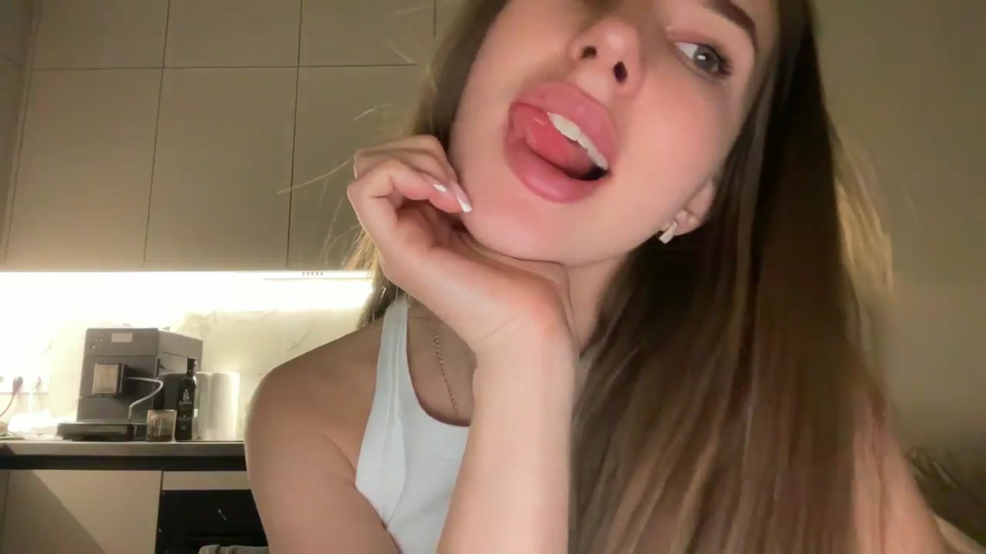 Gallery image thumbnail from kissfreeze's myfreecams stream on, 05/01/2025, 20:01 image 4 of 20