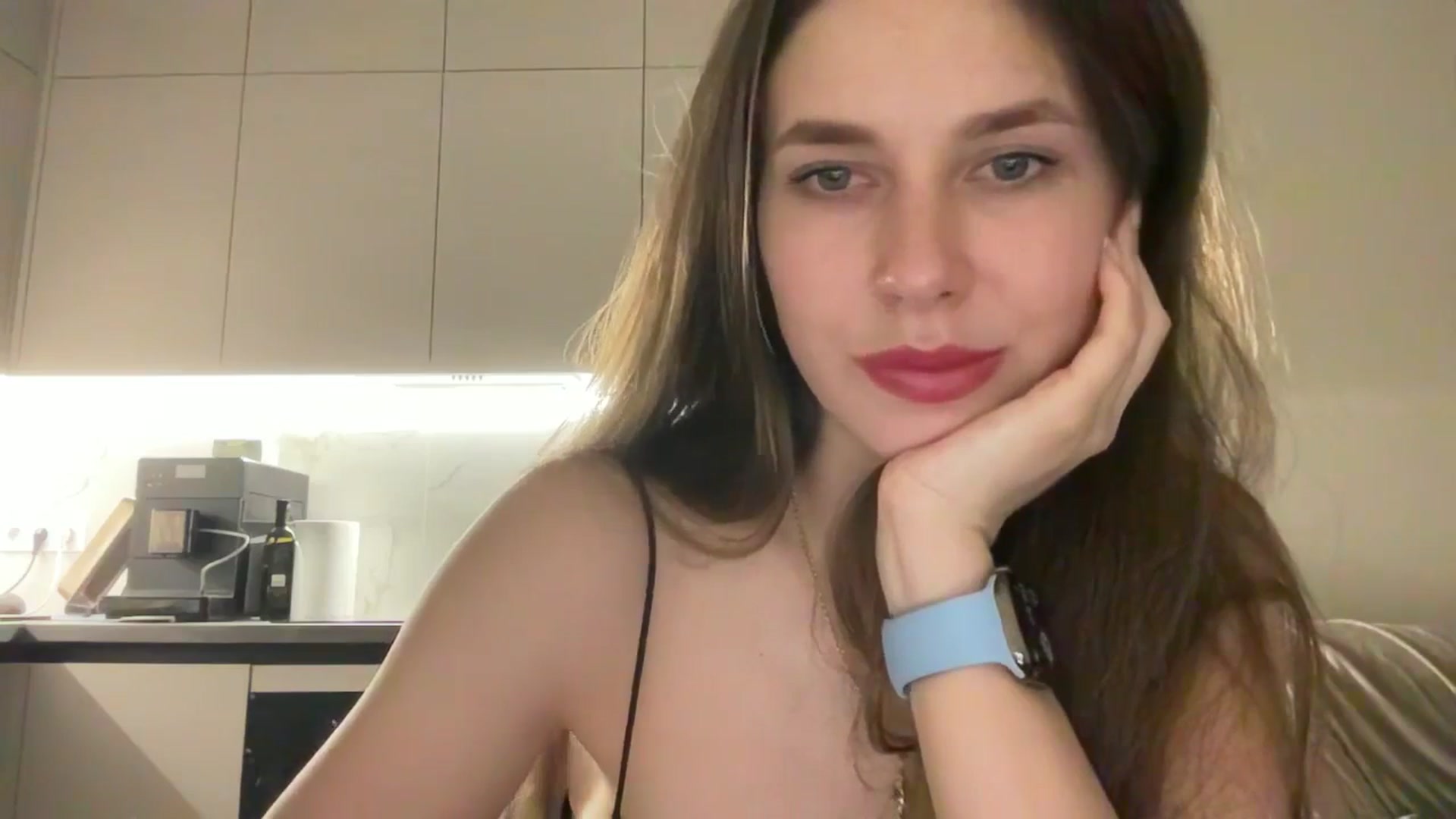 Gallery image thumbnail from kissfreeze's myfreecams stream on, 05/03/2025, 21:49 image 14 of 20