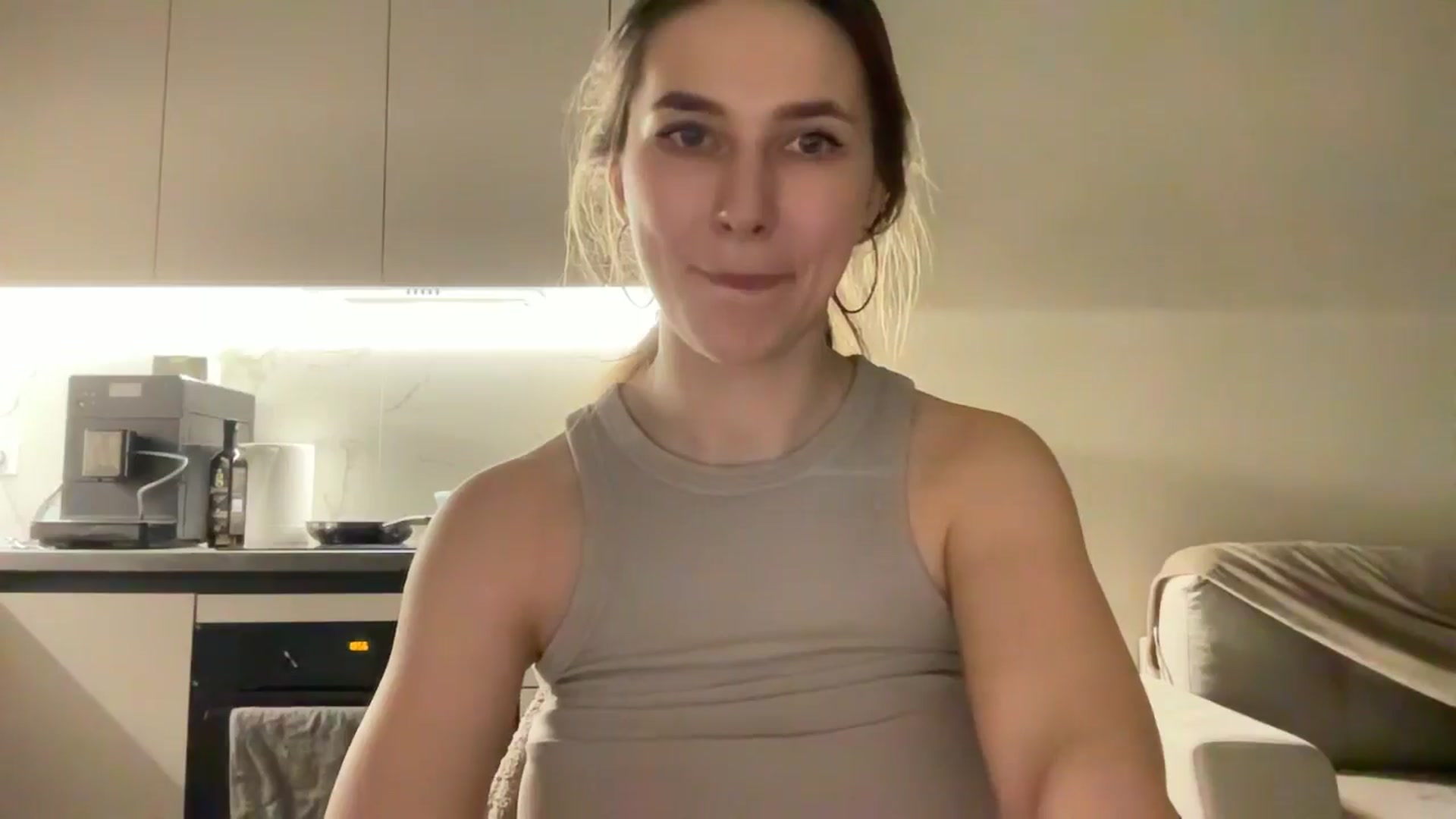 Gallery image thumbnail from kissfreeze's myfreecams stream on, 05/04/2025, 21:18 image 20 of 20