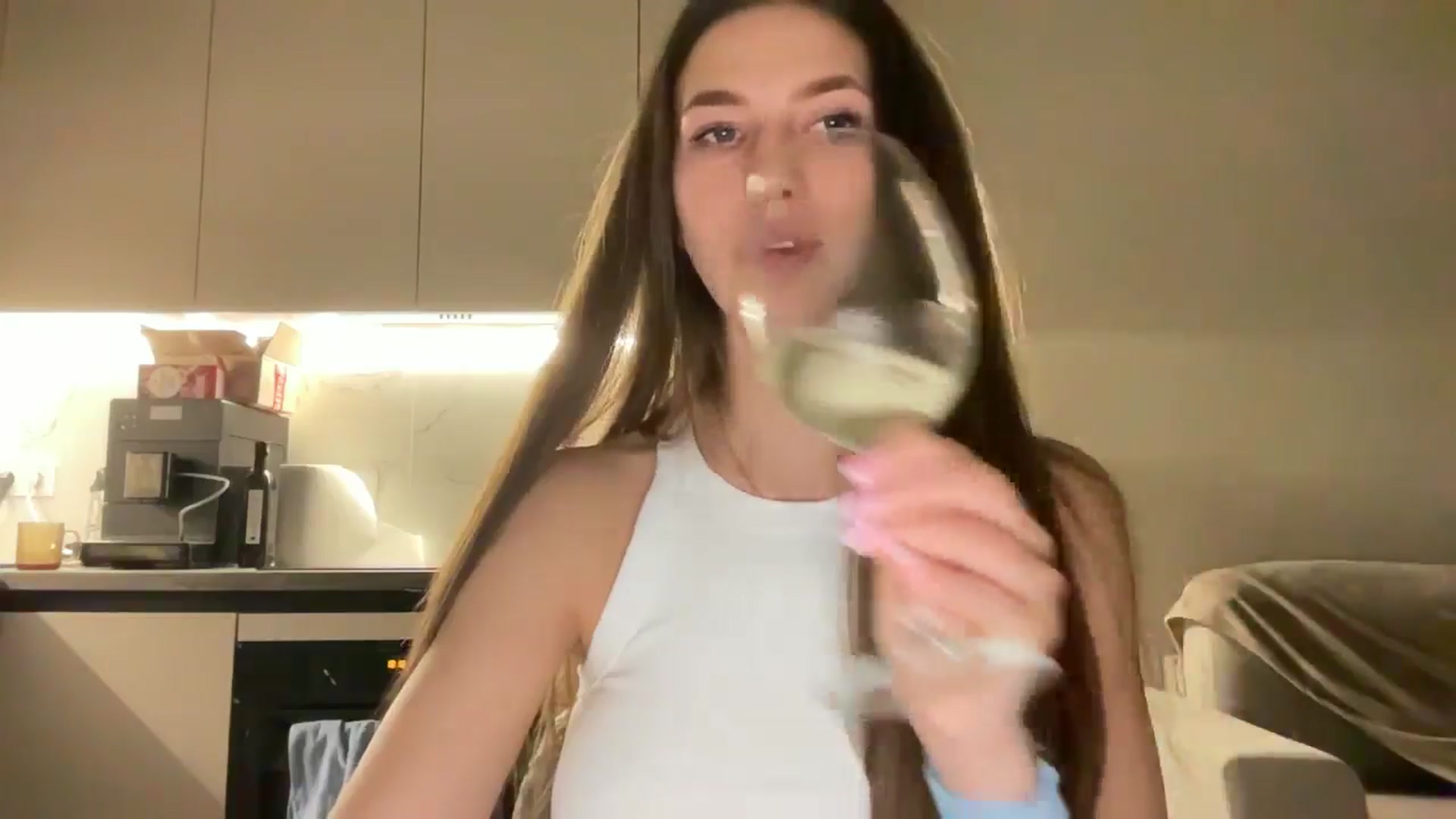 Gallery image thumbnail from kissfreeze's myfreecams stream on, 05/14/2025, 20:37 image 18 of 20
