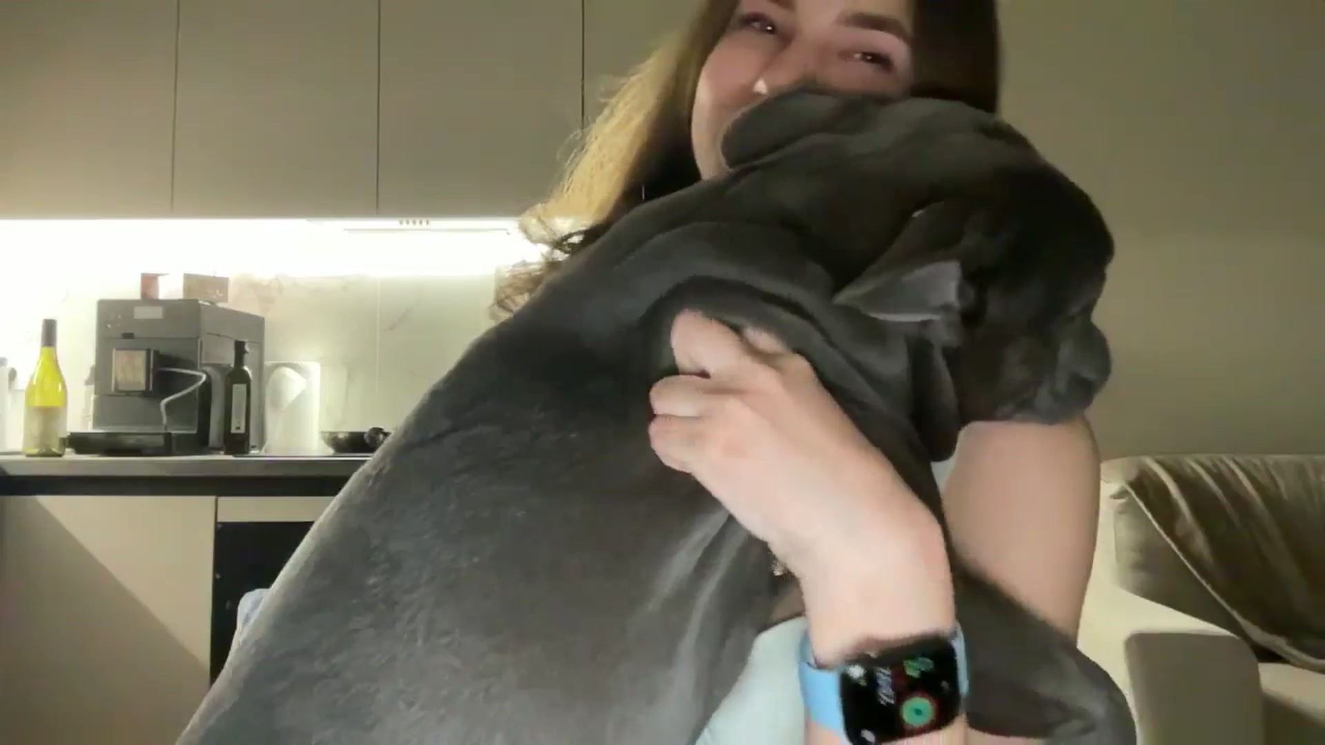 Gallery image thumbnail from kissfreeze's myfreecams stream on, 05/17/2025, 21:20 image 7 of 20