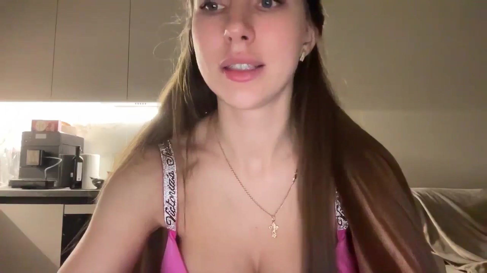 Gallery image thumbnail from kissfreeze's myfreecams stream on, 05/18/2025, 20:13 image 17 of 20