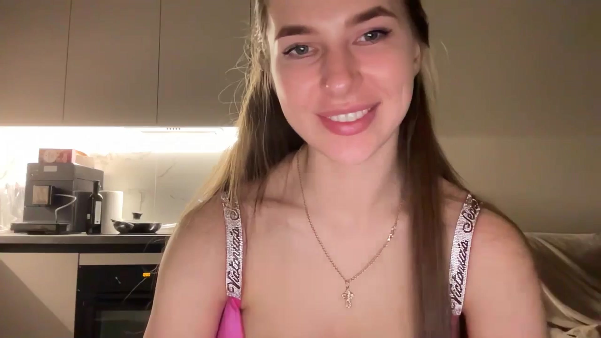 Gallery image thumbnail from kissfreeze's myfreecams stream on, 05/18/2025, 20:13 image 15 of 20