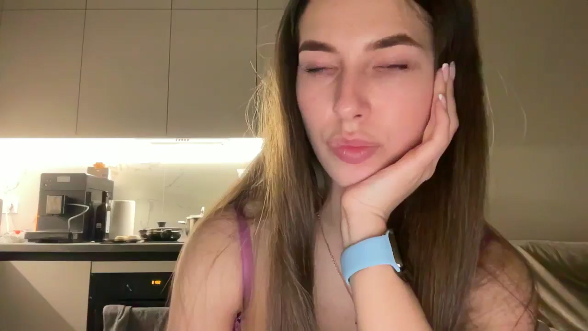 Gallery image thumbnail from kissfreeze's myfreecams stream on, 05/19/2025, 22:11 image 2 of 20