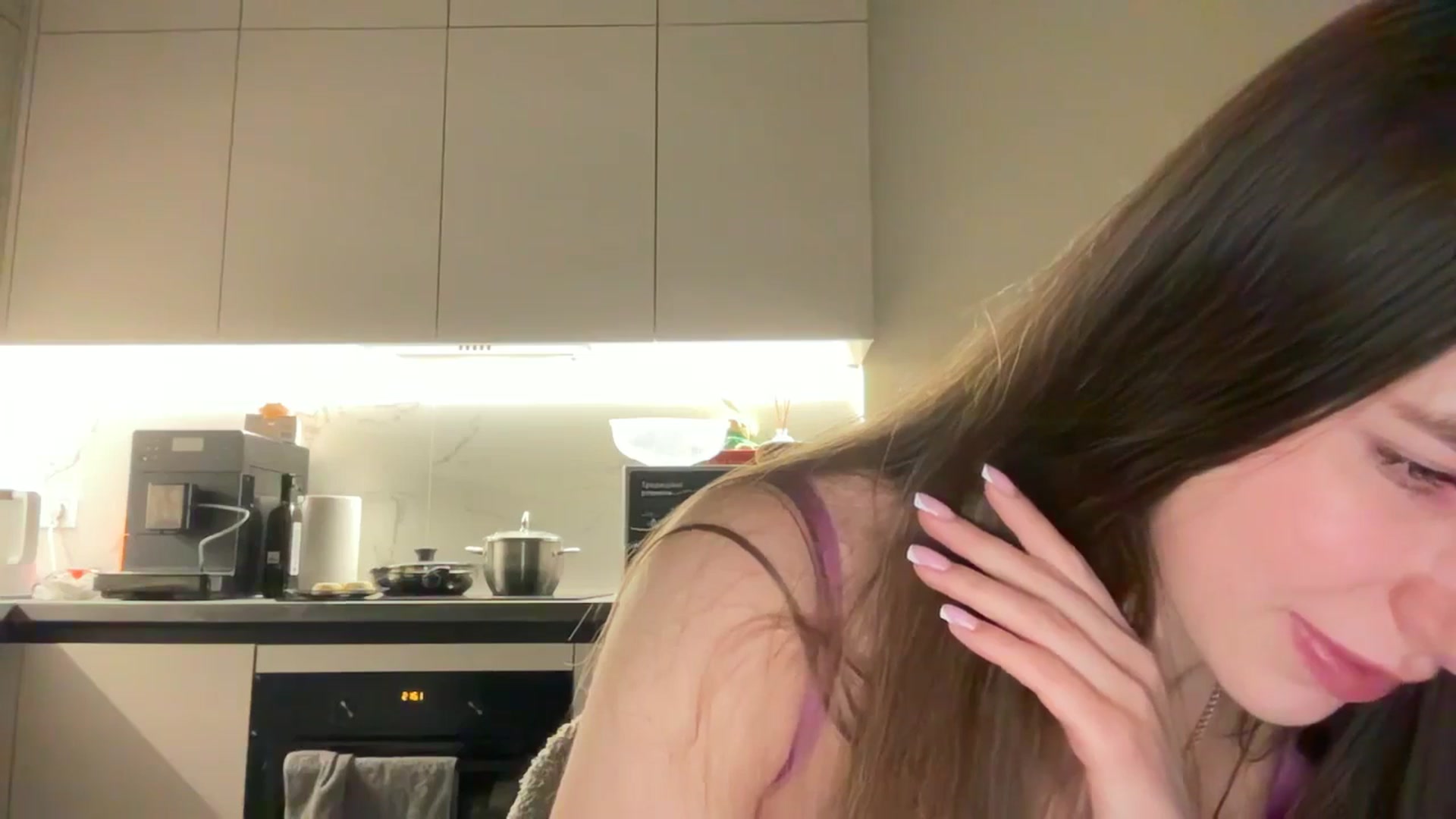 Gallery image thumbnail from kissfreeze's myfreecams stream on, 05/19/2025, 22:11 image 8 of 20
