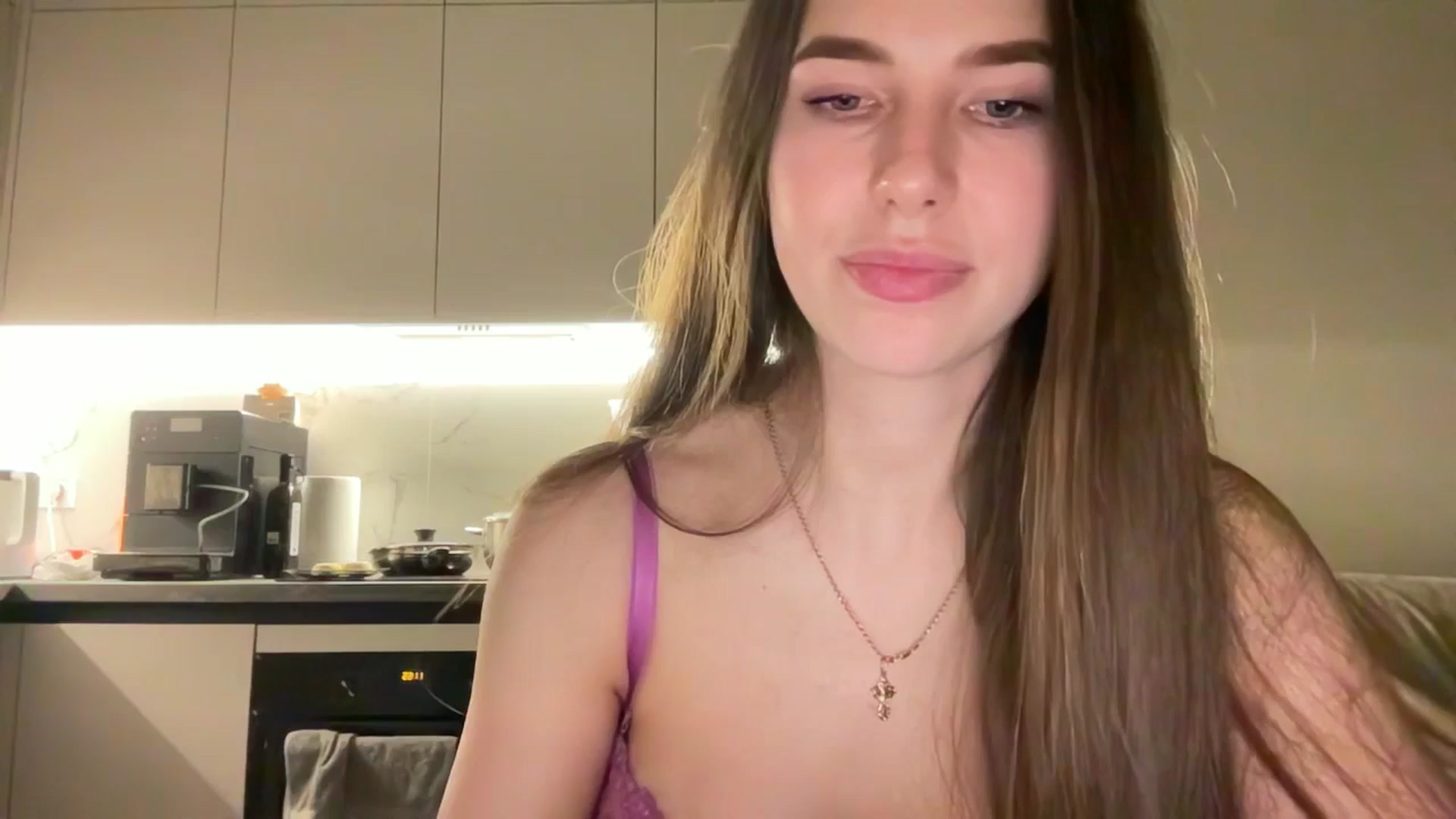 Gallery image thumbnail from kissfreeze's myfreecams stream on, 05/19/2025, 22:11 image 12 of 20
