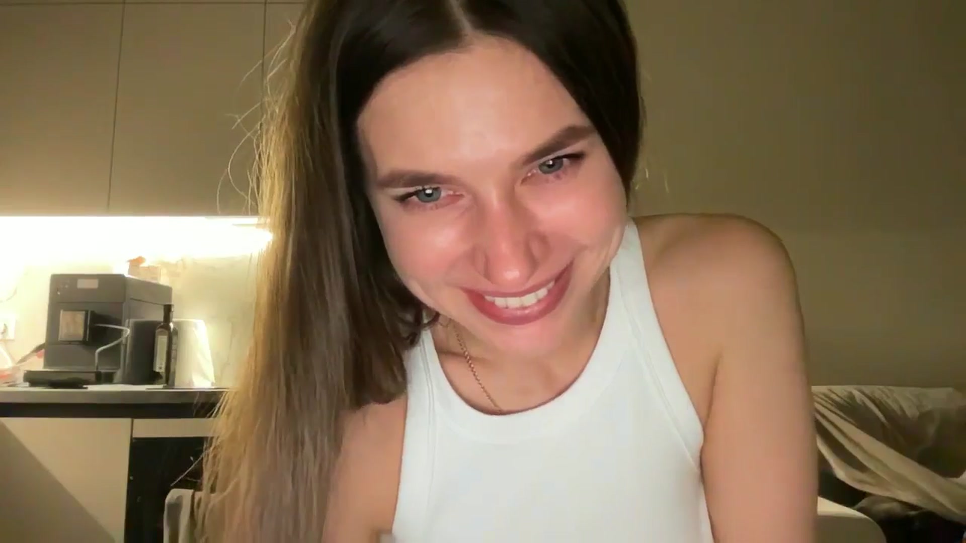 Gallery image thumbnail from kissfreeze's myfreecams stream on, 05/21/2025, 20:37 image 2 of 20