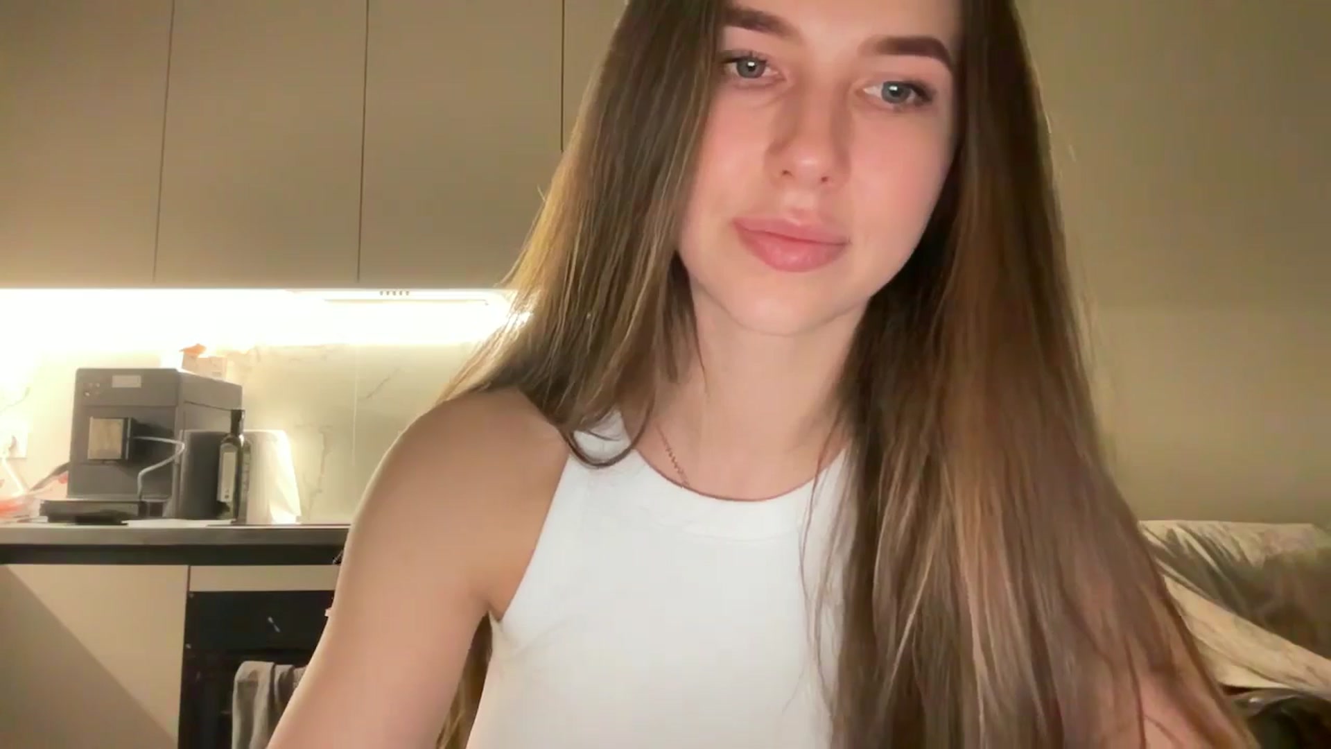 Gallery image thumbnail from kissfreeze's myfreecams stream on, 05/21/2025, 20:37 image 11 of 20