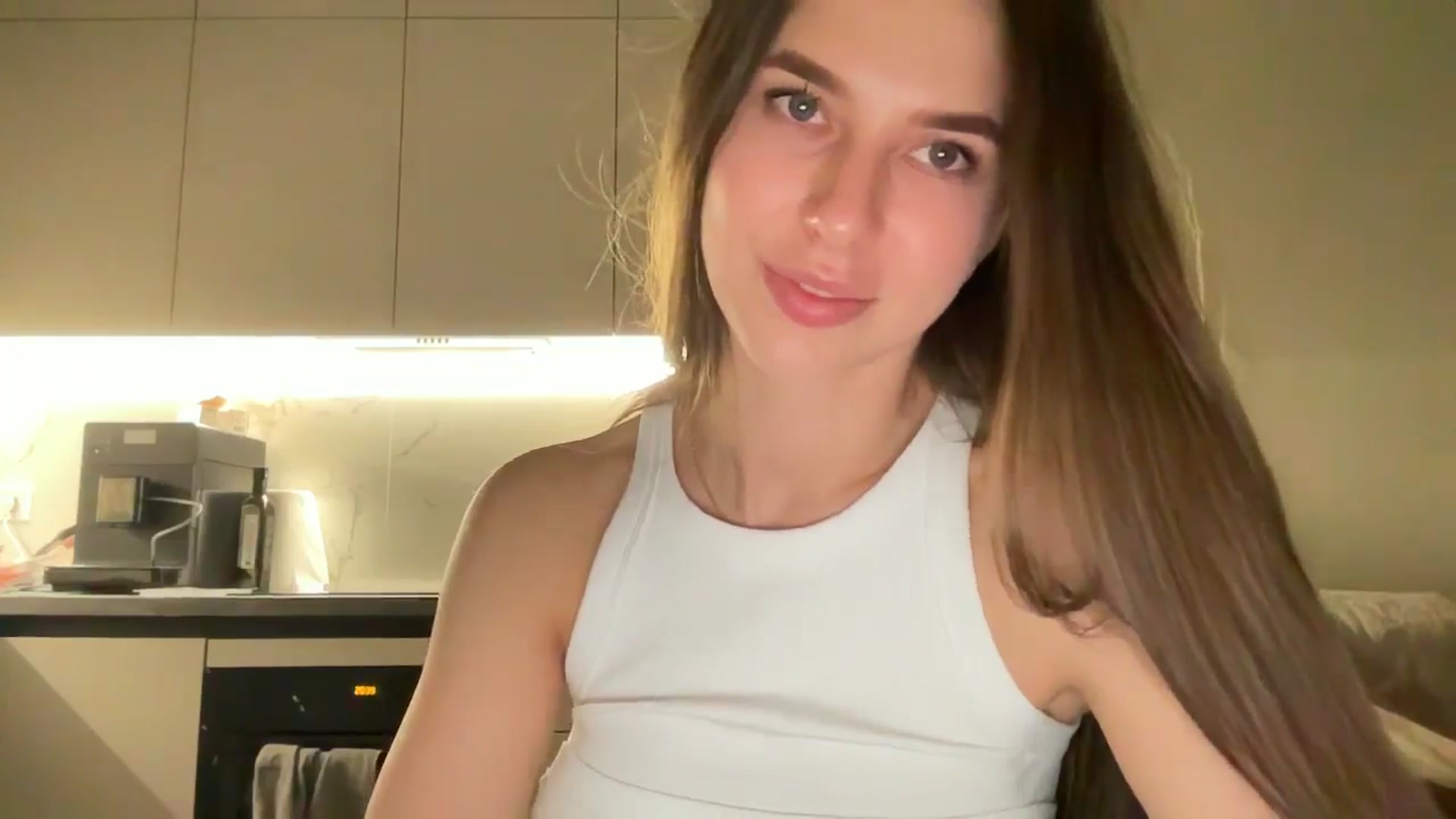 Gallery image thumbnail from kissfreeze's myfreecams stream on, 05/21/2025, 20:37 image 7 of 20