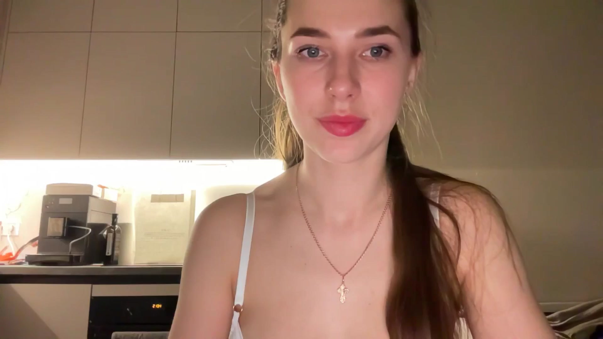 Gallery image thumbnail from kissfreeze's myfreecams stream on, 05/24/2025, 20:51 image 18 of 20
