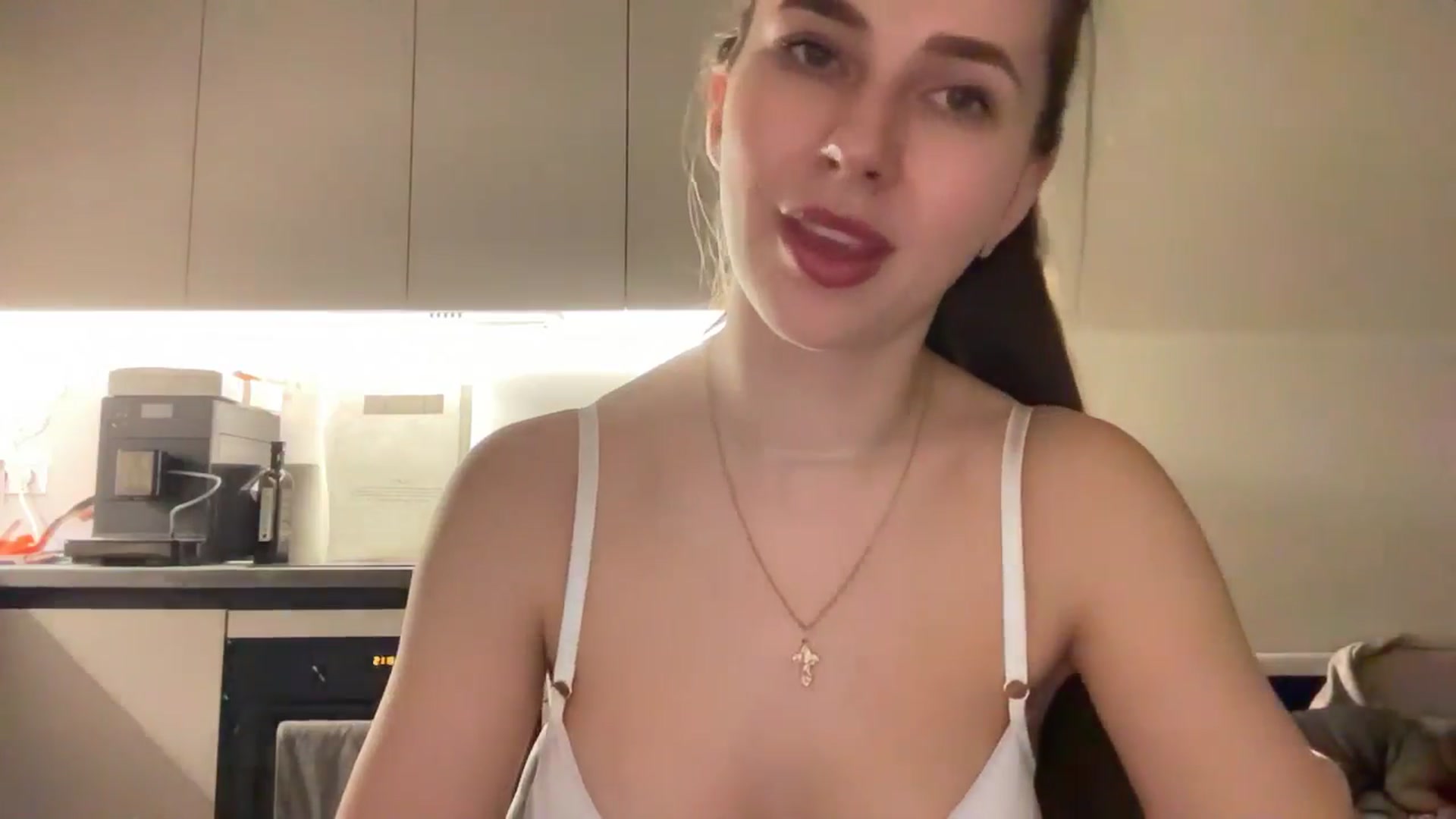 Gallery image thumbnail from kissfreeze's myfreecams stream on, 05/24/2025, 20:51 image 4 of 20