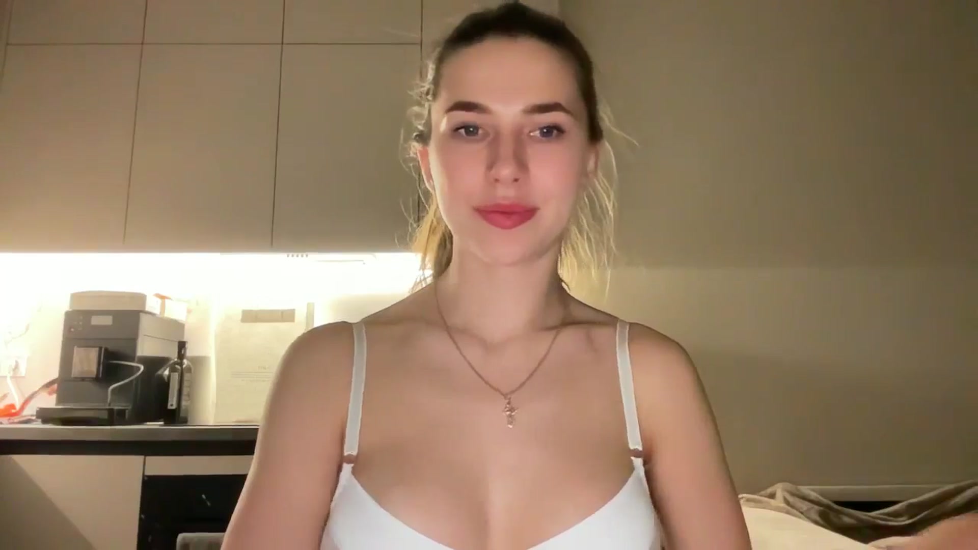 Gallery image thumbnail from kissfreeze's myfreecams stream on, 05/24/2025, 21:30 image 13 of 20