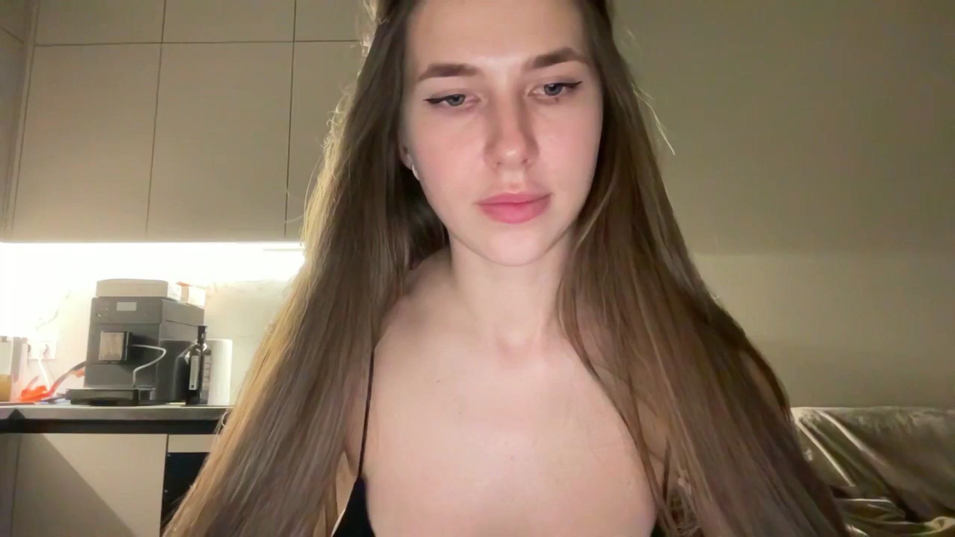 Gallery image thumbnail from kissfreeze's myfreecams stream on, 05/25/2025, 22:56 image 14 of 20