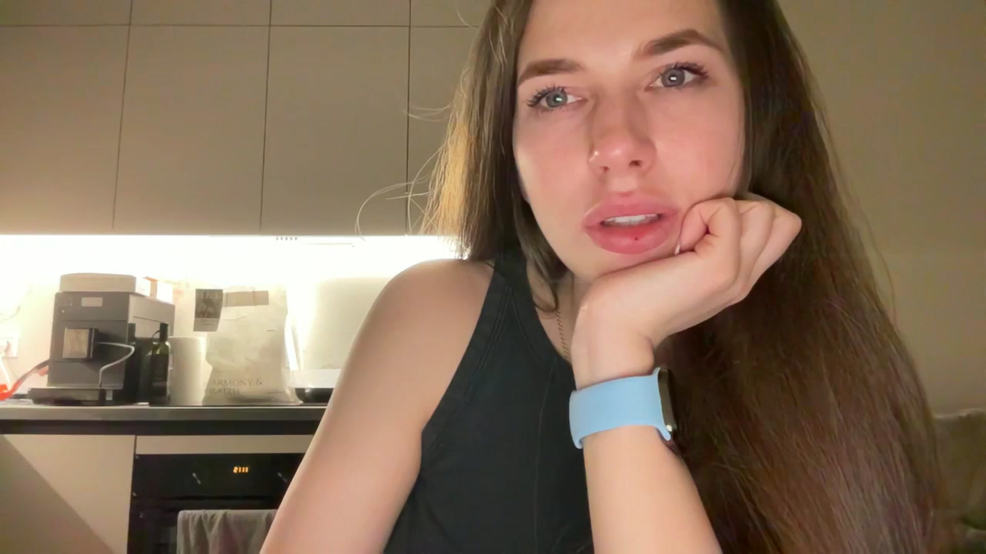 Gallery image thumbnail from kissfreeze's myfreecams stream on, 05/26/2025, 21:00 image 8 of 20