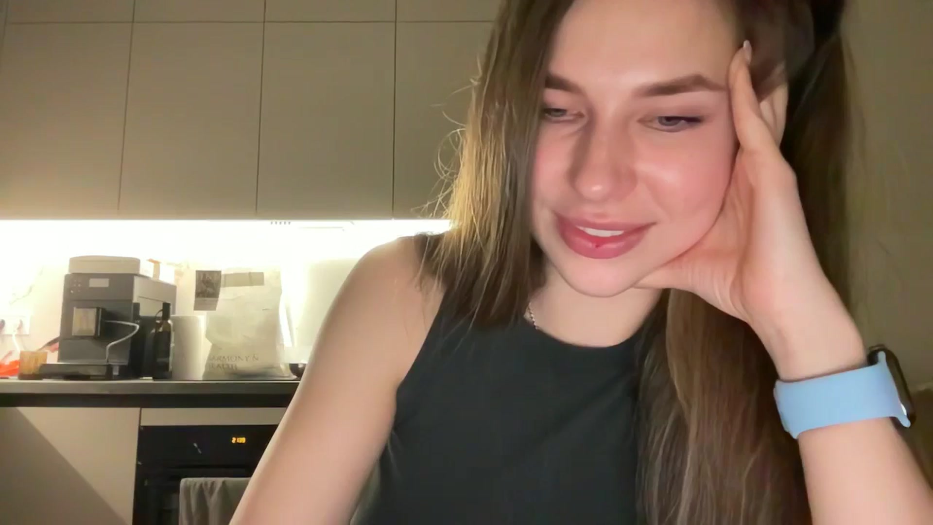 Gallery image thumbnail from kissfreeze's myfreecams stream on, 05/26/2025, 21:00 image 19 of 20