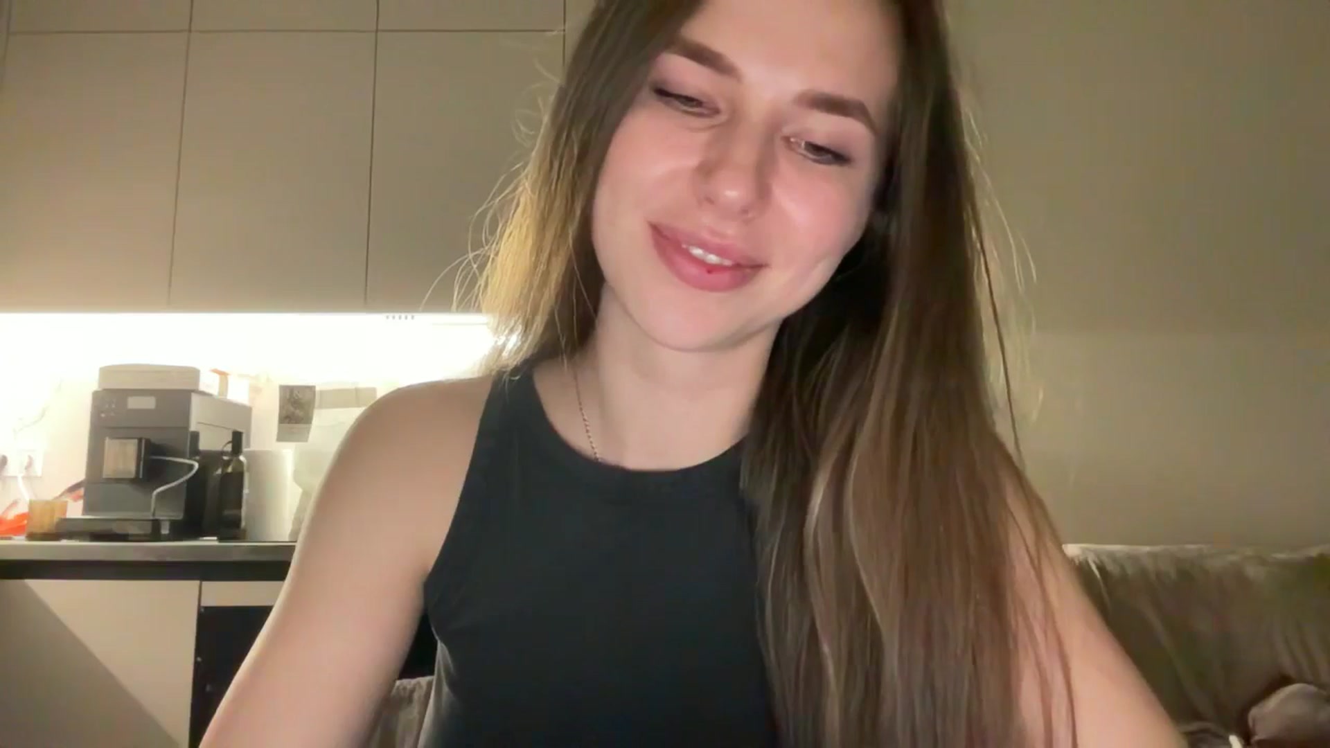 Gallery image thumbnail from kissfreeze's myfreecams stream on, 05/26/2025, 21:00 image 18 of 20