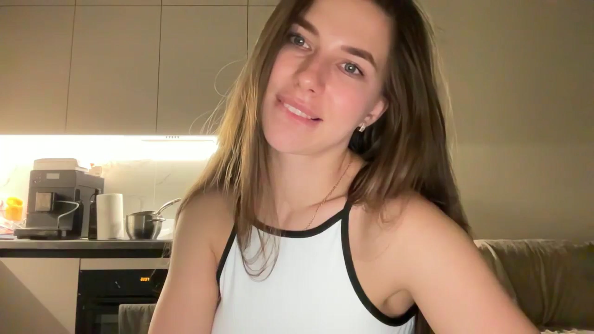 Gallery image thumbnail from kissfreeze's myfreecams stream on, 06/04/2025, 21:58 image 12 of 20