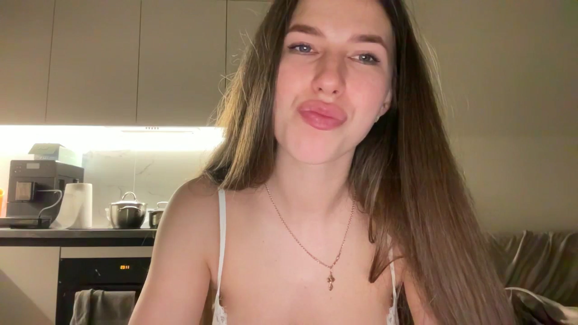 Gallery image thumbnail from kissfreeze's myfreecams stream on, 06/06/2025, 23:09 image 3 of 20