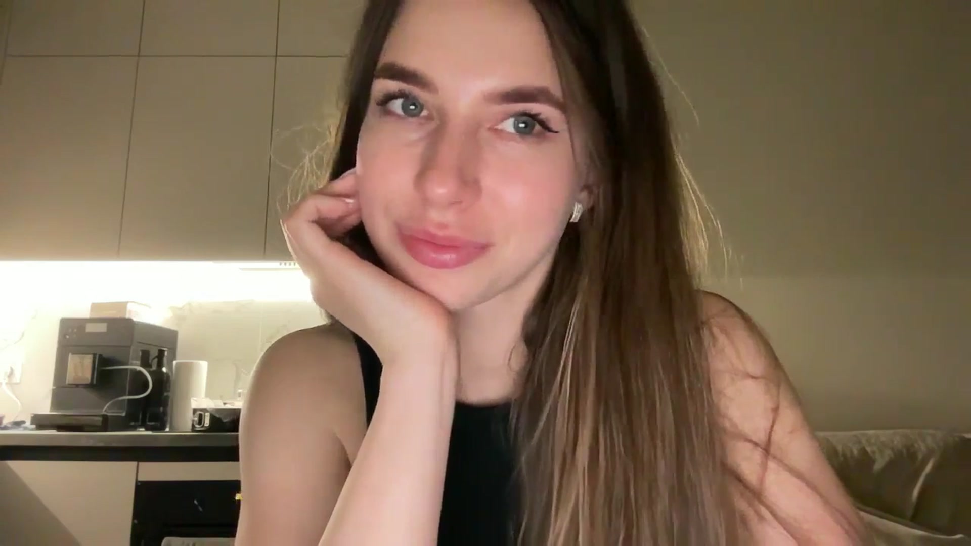 Gallery image thumbnail from kissfreeze's myfreecams stream on, 06/11/2025, 22:14 image 6 of 20