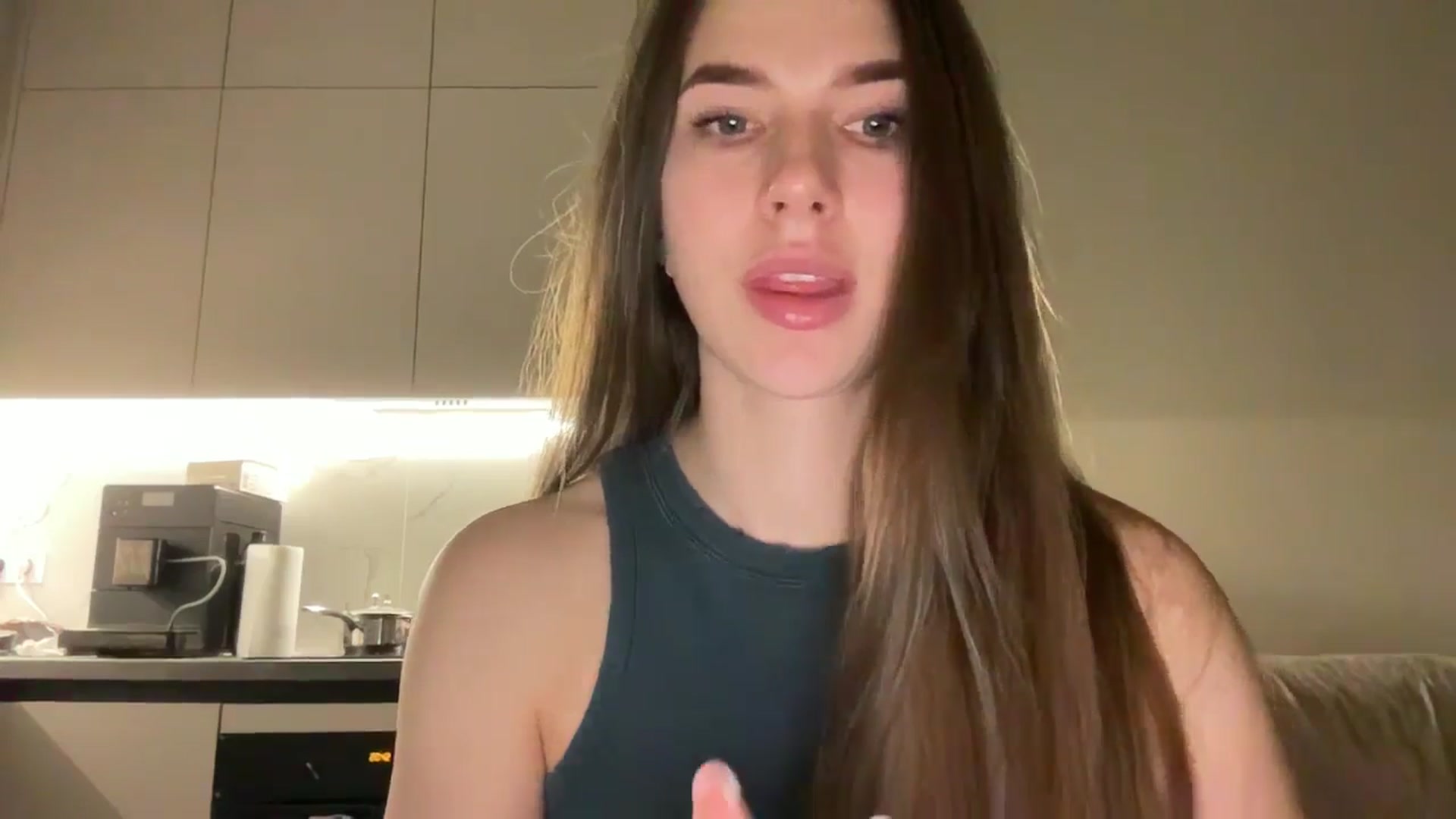 Gallery image thumbnail from kissfreeze's myfreecams stream on, 06/12/2025, 20:06 image 10 of 20