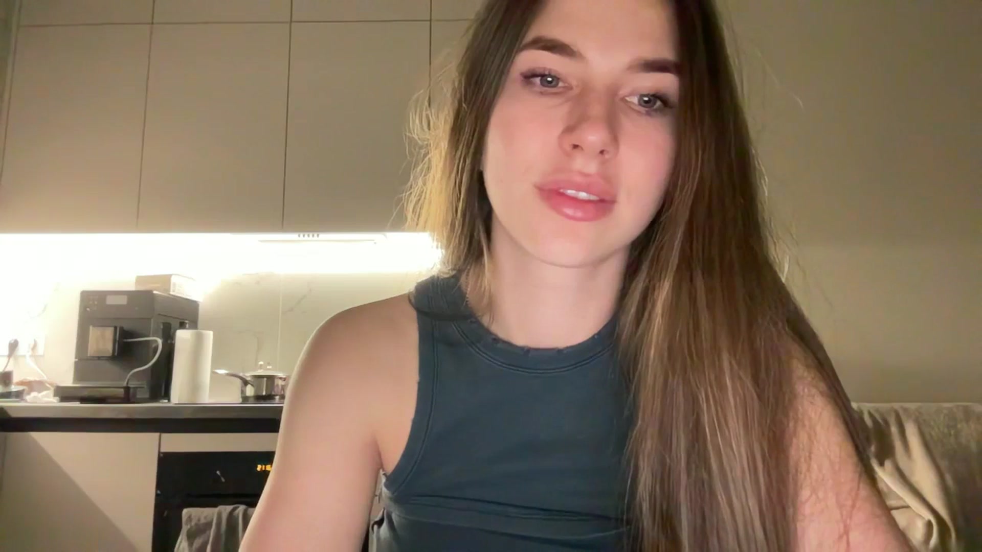Gallery image thumbnail from kissfreeze's myfreecams stream on, 06/12/2025, 20:35 image 13 of 20