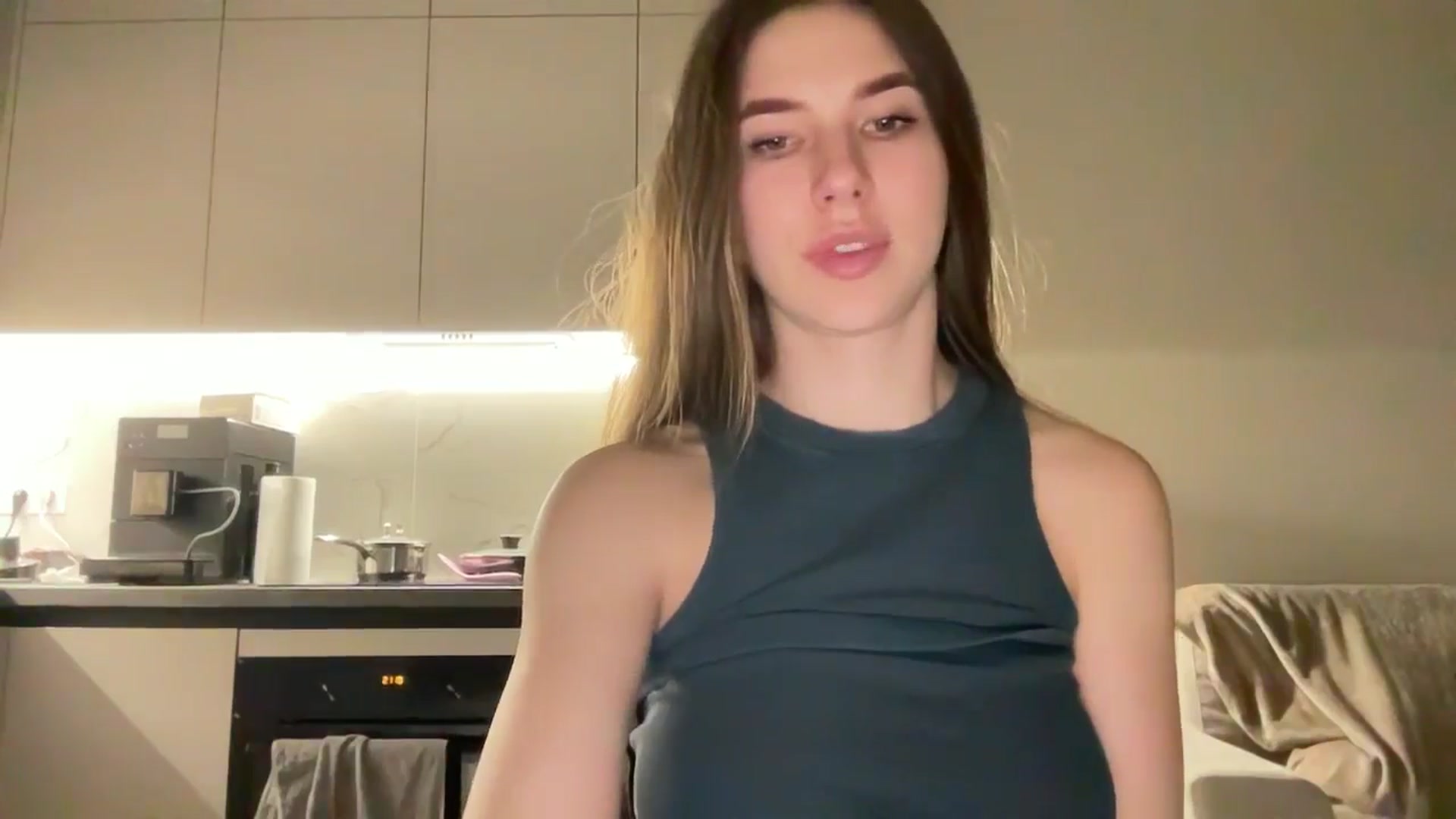Gallery image thumbnail from kissfreeze's myfreecams stream on, 06/12/2025, 20:35 image 17 of 20