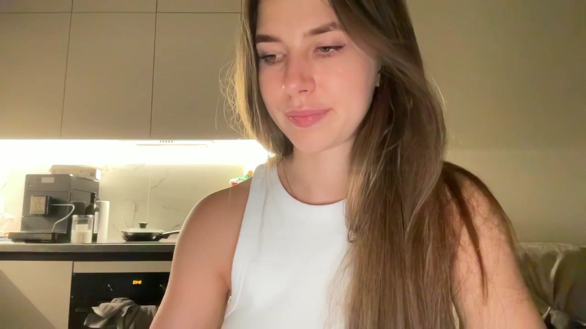 Gallery image thumbnail from kissfreeze's myfreecams stream on, 06/25/2025, 23:11 image 8 of 20