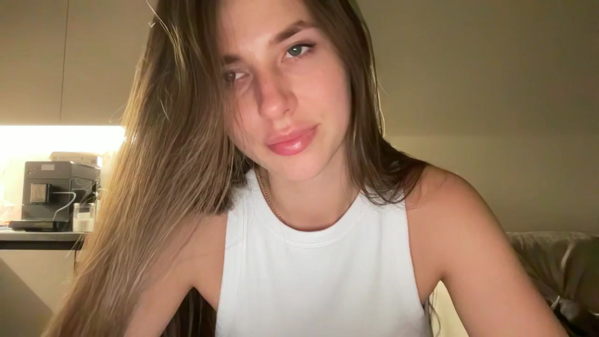 Gallery image thumbnail from kissfreeze's myfreecams stream on, 06/25/2025, 23:11 image 4 of 20