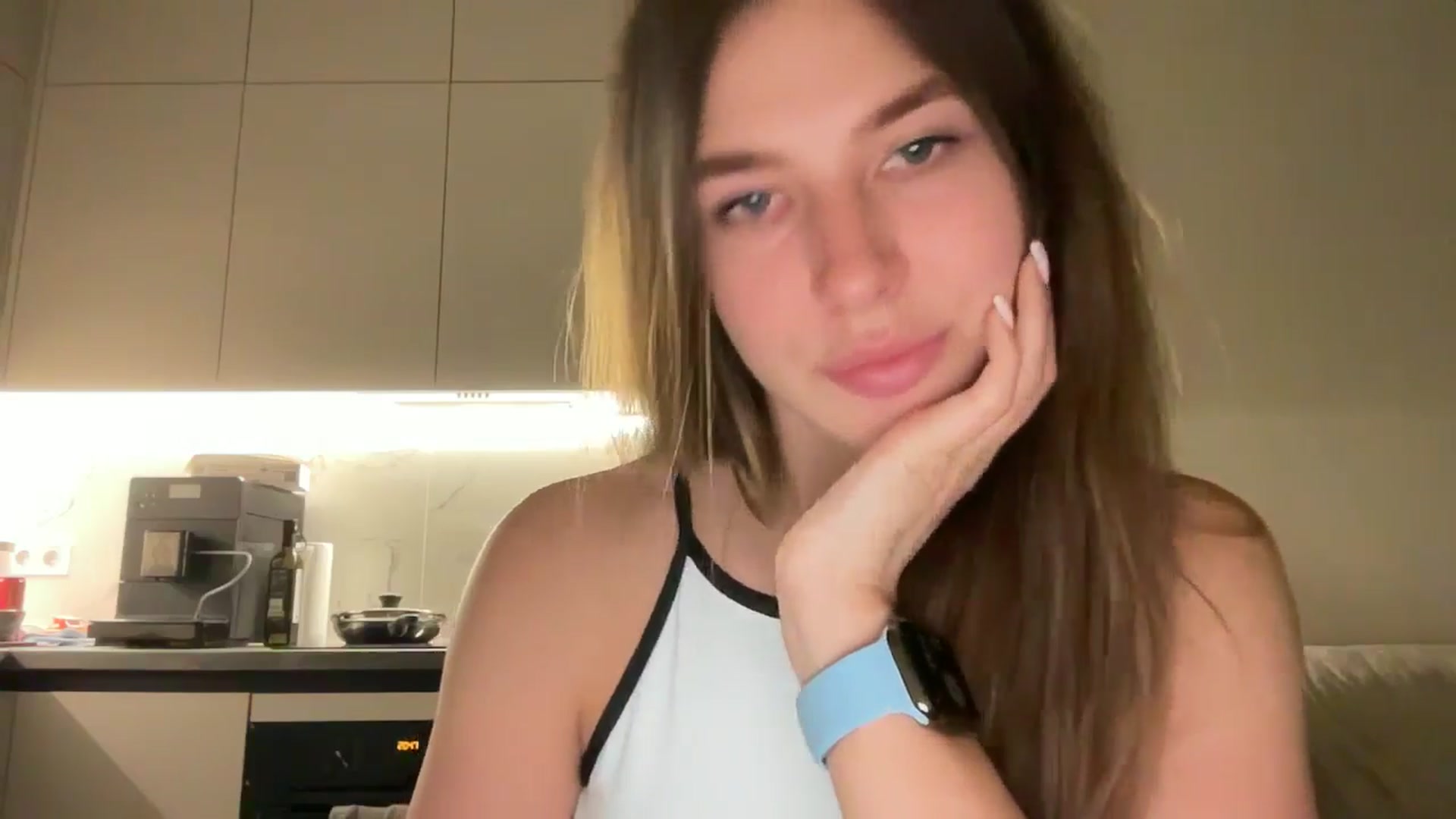 Gallery image thumbnail from kissfreeze's myfreecams stream on, 06/27/2025, 20:04 image 17 of 20