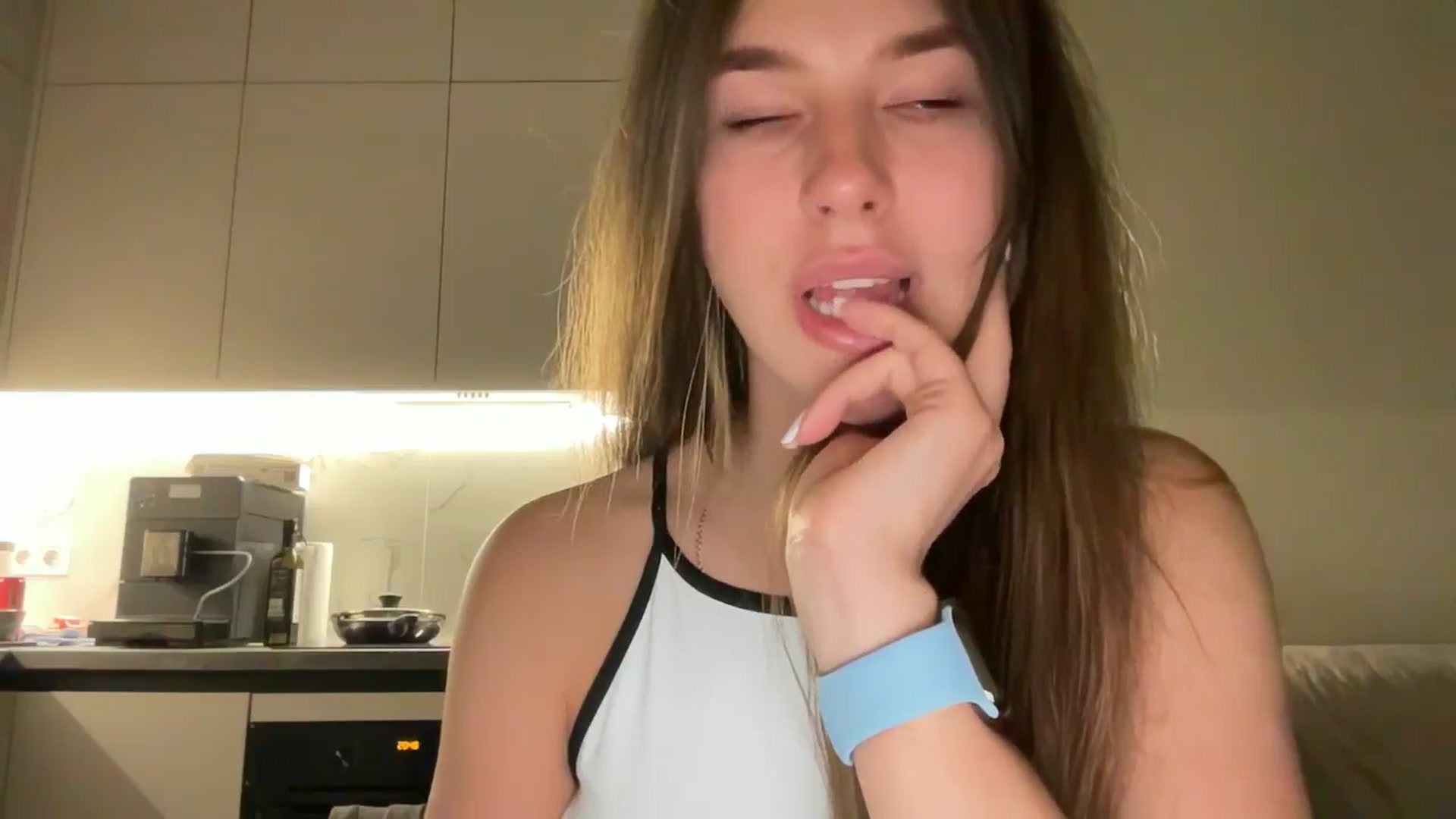 Gallery image thumbnail from kissfreeze's myfreecams stream on, 06/27/2025, 20:04 image 18 of 20