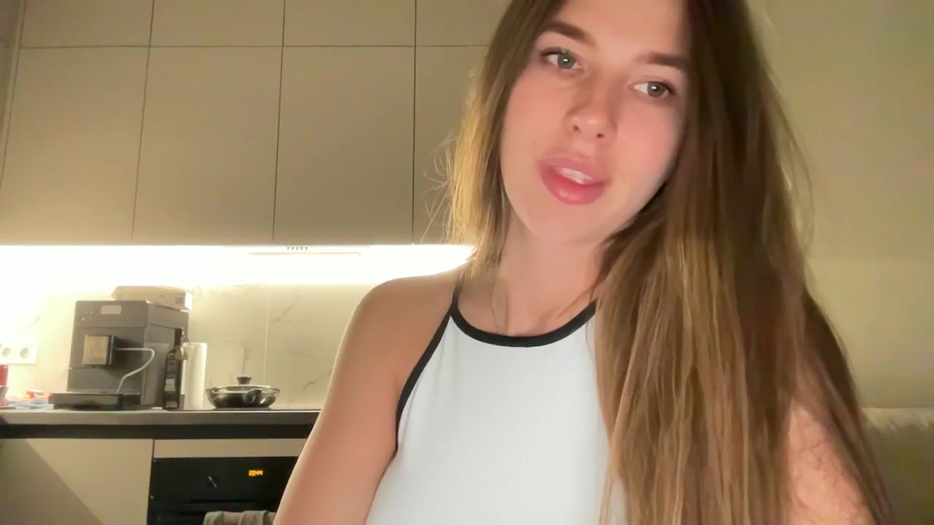Gallery image thumbnail from kissfreeze's myfreecams stream on, 06/27/2025, 20:04 image 10 of 20