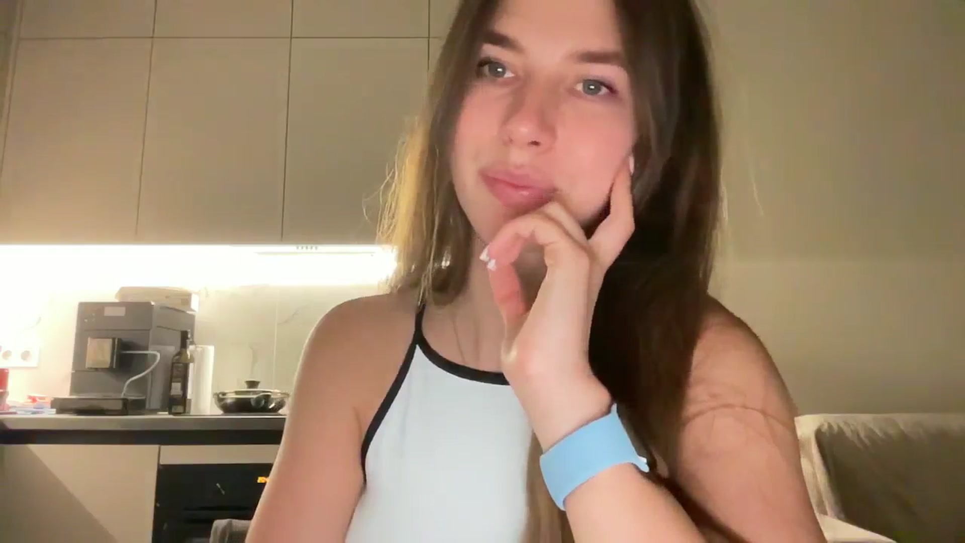 Gallery image thumbnail from kissfreeze's myfreecams stream on, 06/27/2025, 20:04 image 7 of 20