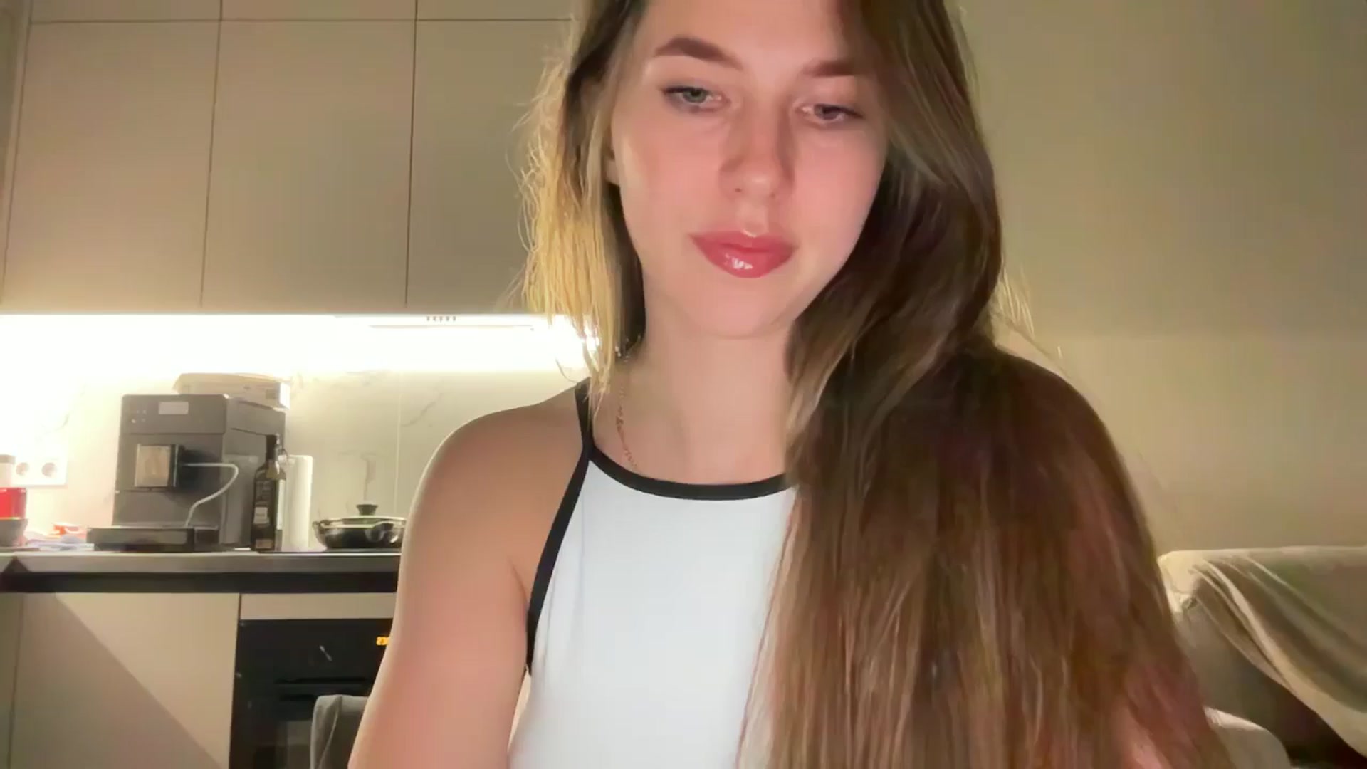 Gallery image thumbnail from kissfreeze's myfreecams stream on, 06/27/2025, 22:32 image 14 of 20