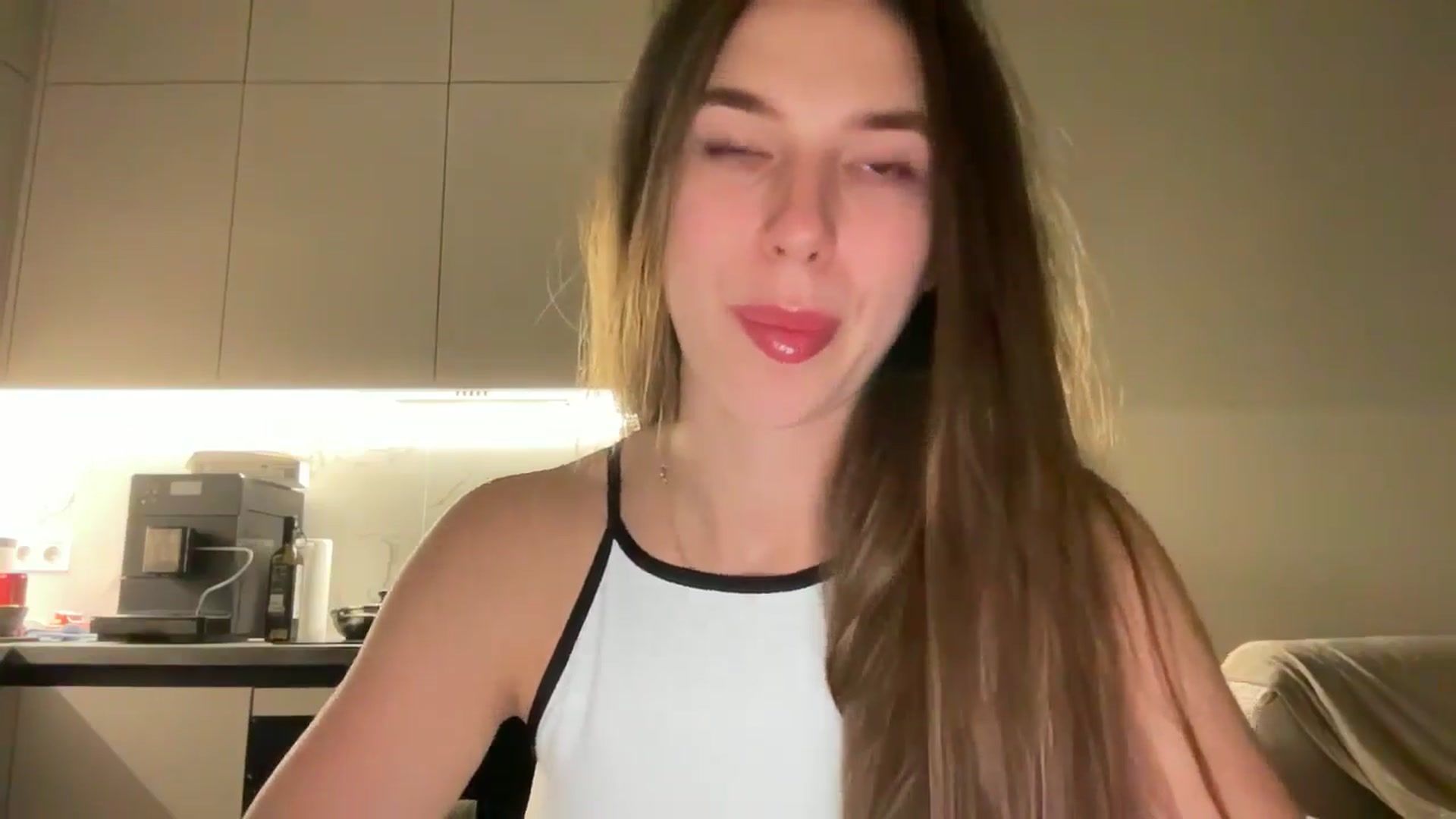 Gallery image thumbnail from kissfreeze's myfreecams stream on, 06/27/2025, 22:32 image 12 of 20