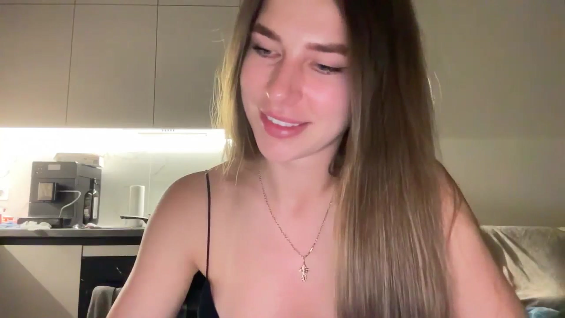 Gallery image thumbnail from kissfreeze's myfreecams stream on, 06/28/2025, 21:18 image 3 of 20