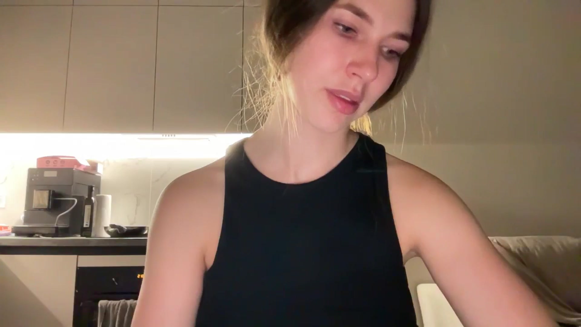 Gallery image thumbnail from kissfreeze's myfreecams stream on, 06/29/2025, 20:42 image 19 of 20