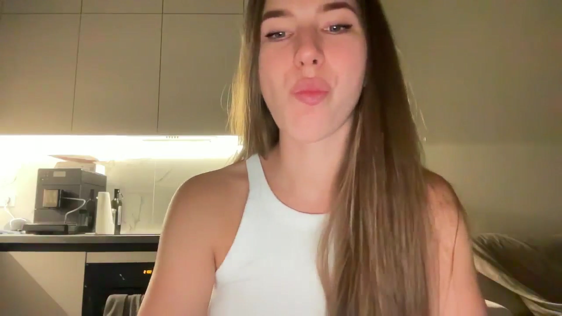 Gallery image thumbnail from kissfreeze's myfreecams stream on, 07/14/2025, 20:49 image 6 of 20