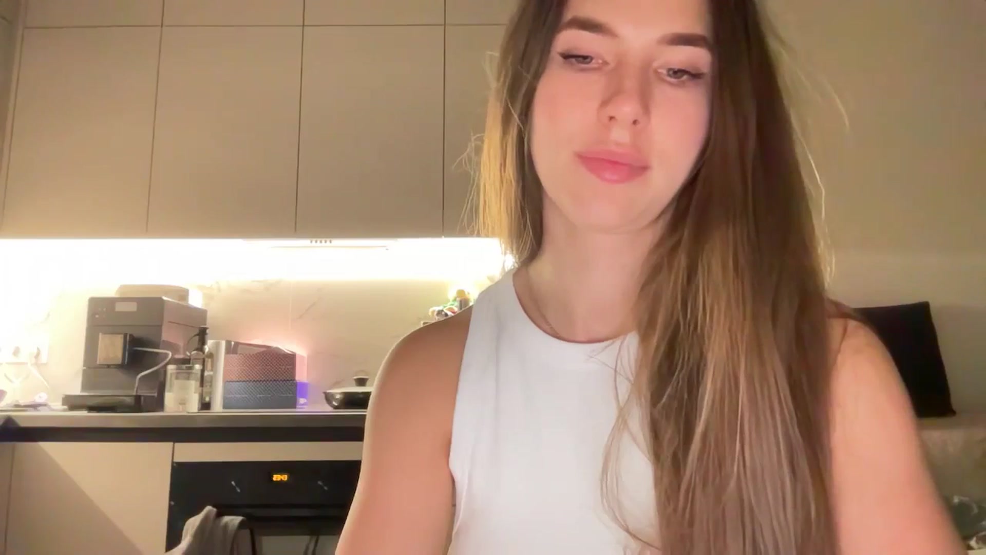Gallery image thumbnail from kissfreeze's myfreecams stream on, 07/17/2025, 23:06 image 11 of 20