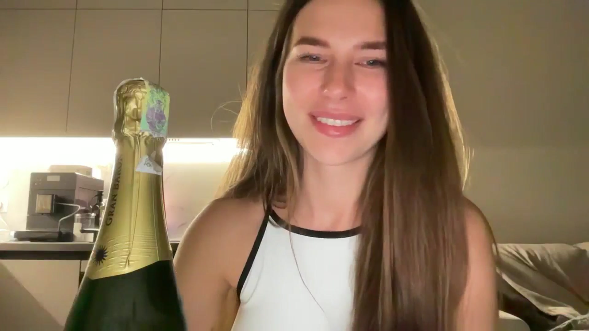 Gallery image thumbnail from kissfreeze's myfreecams stream on, 07/19/2025, 24:43 image 6 of 20
