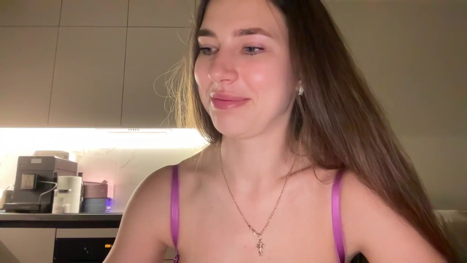 Gallery image thumbnail from kissfreeze's myfreecams stream on, 07/21/2025, 22:26 image 15 of 20