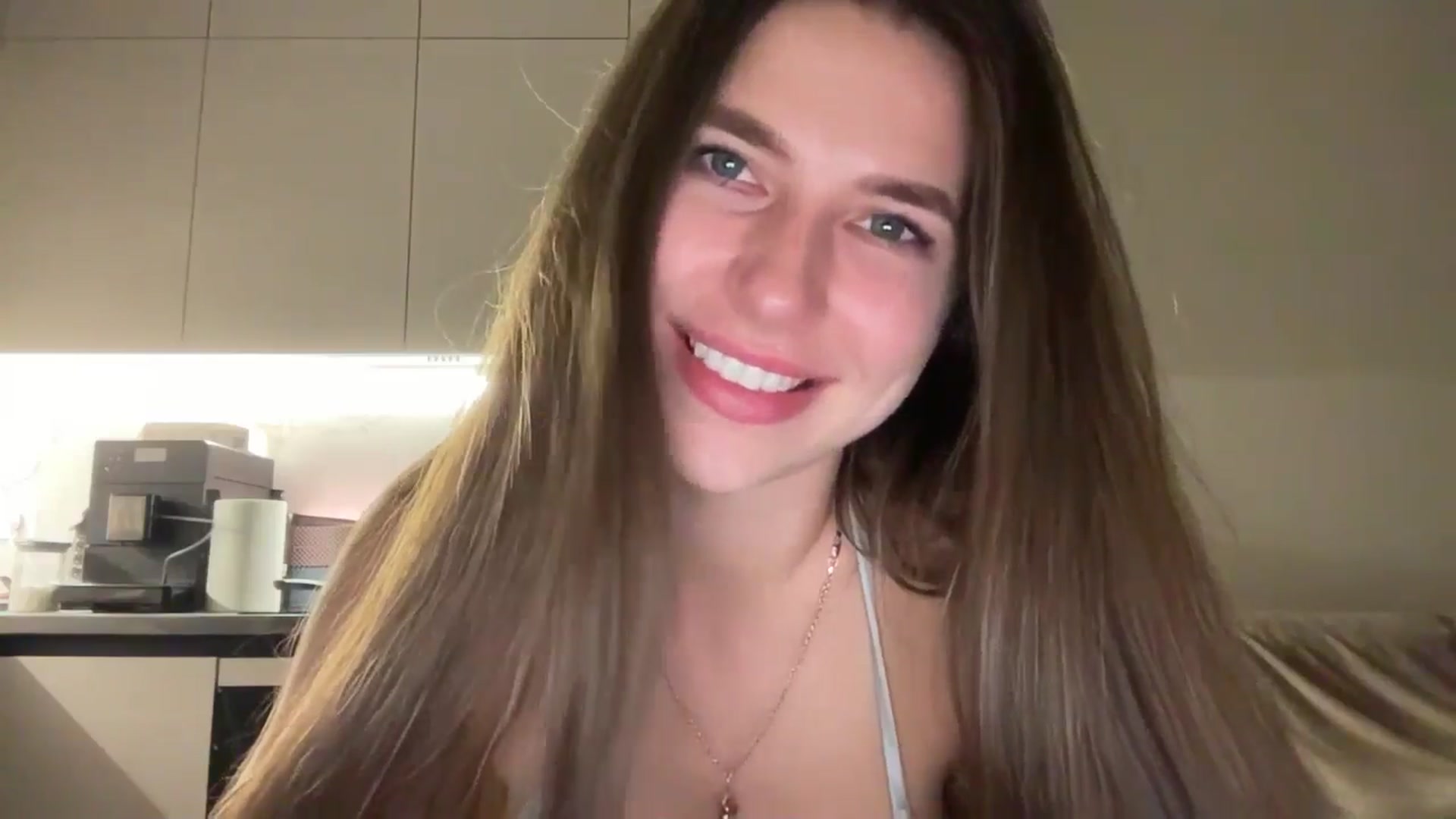 Gallery image thumbnail from kissfreeze's myfreecams stream on, 07/23/2025, 22:50 image 11 of 20