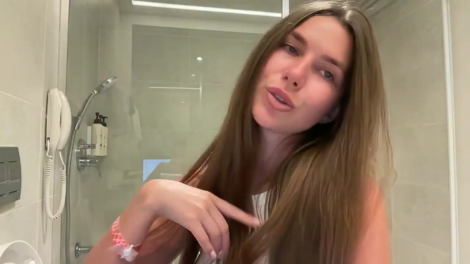 Gallery image thumbnail from kissfreeze's myfreecams stream on, 07/31/2025, 24:19 image 17 of 20