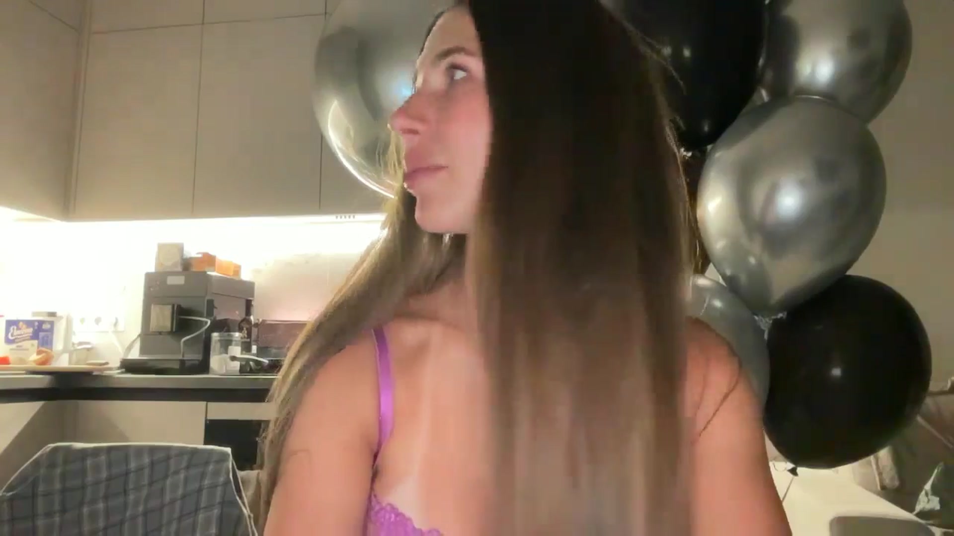 Gallery image thumbnail from kissfreeze's myfreecams stream on, 08/11/2025, 24:15 image 16 of 20