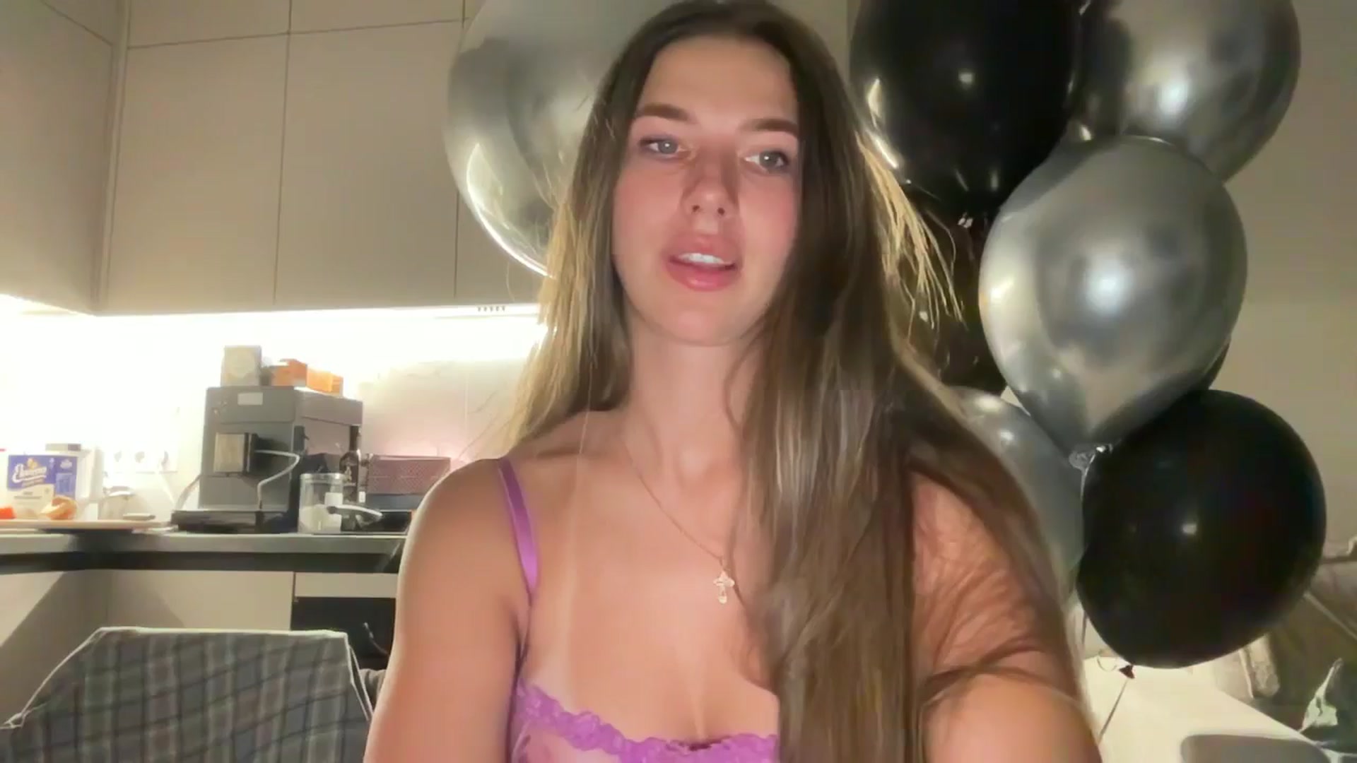 Gallery image thumbnail from kissfreeze's myfreecams stream on, 08/11/2025, 24:15 image 18 of 20