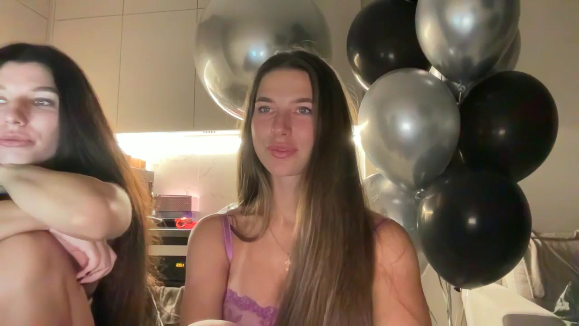 Gallery image thumbnail from kissfreeze's myfreecams stream on, 08/11/2025, 24:15 image 17 of 20