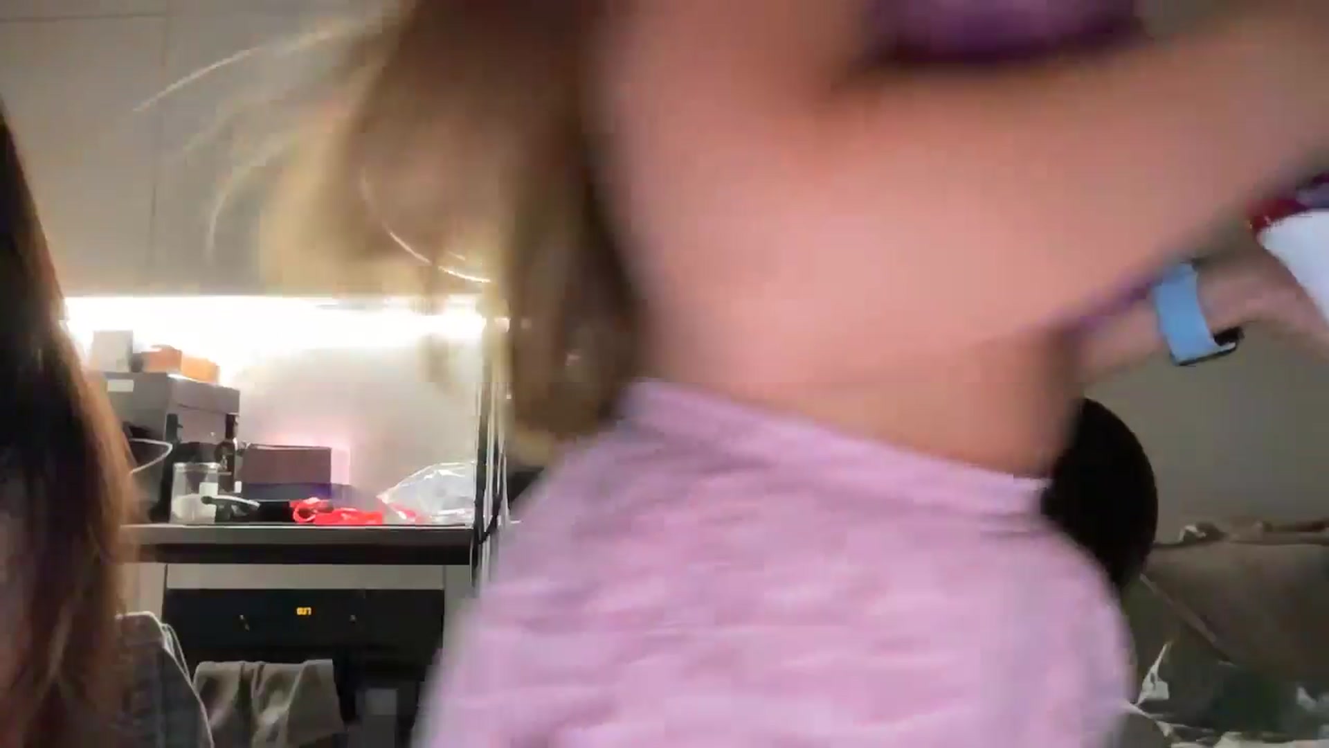 Gallery image thumbnail from kissfreeze's myfreecams stream on, 08/11/2025, 24:15 image 20 of 20