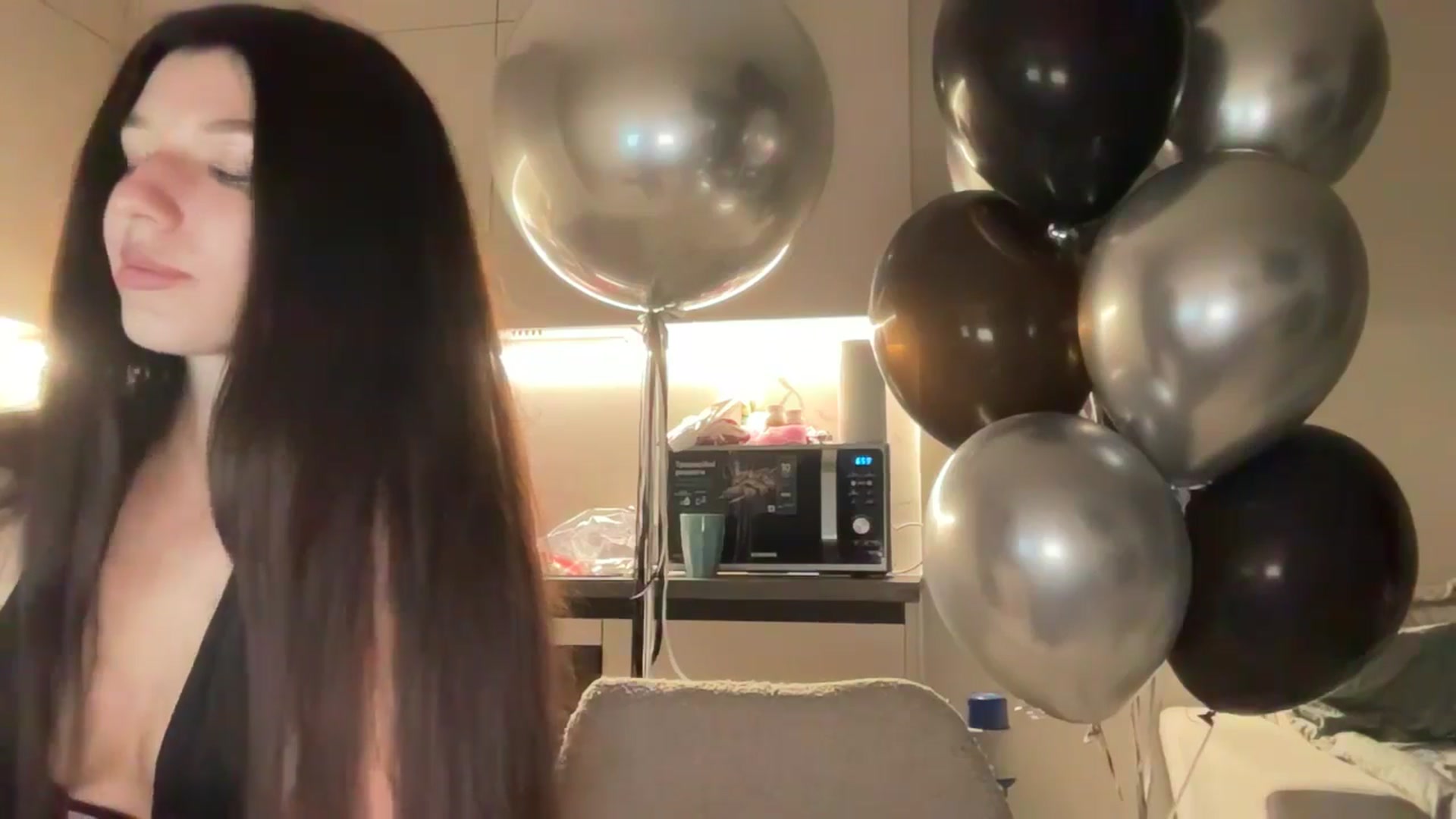 Gallery image thumbnail from kissfreeze's myfreecams stream on, 08/11/2025, 24:15 image 13 of 20