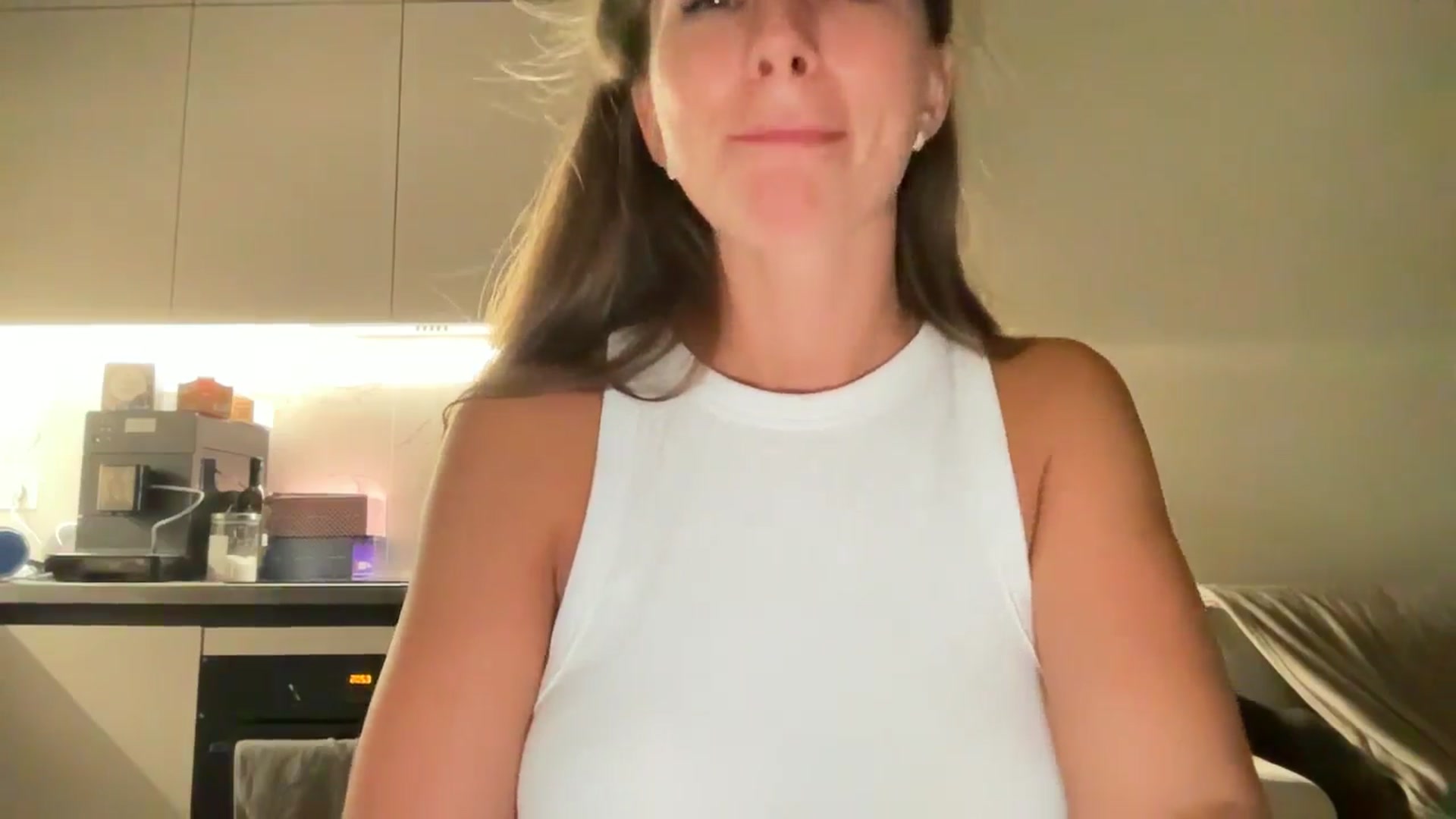 Gallery image thumbnail from kissfreeze's myfreecams stream on, 08/12/2025, 21:01 image 8 of 20