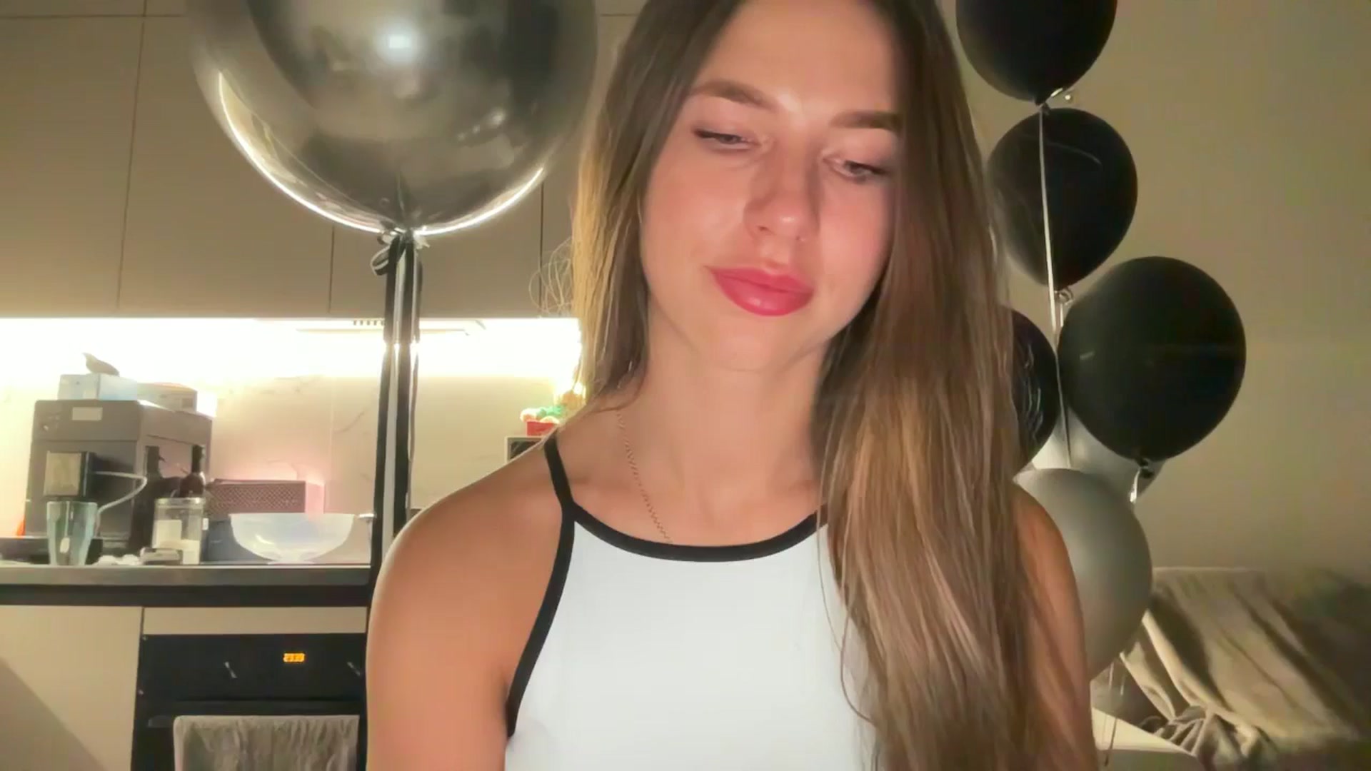 Gallery image thumbnail from kissfreeze's myfreecams stream on, 08/16/2025, 24:19 image 16 of 20