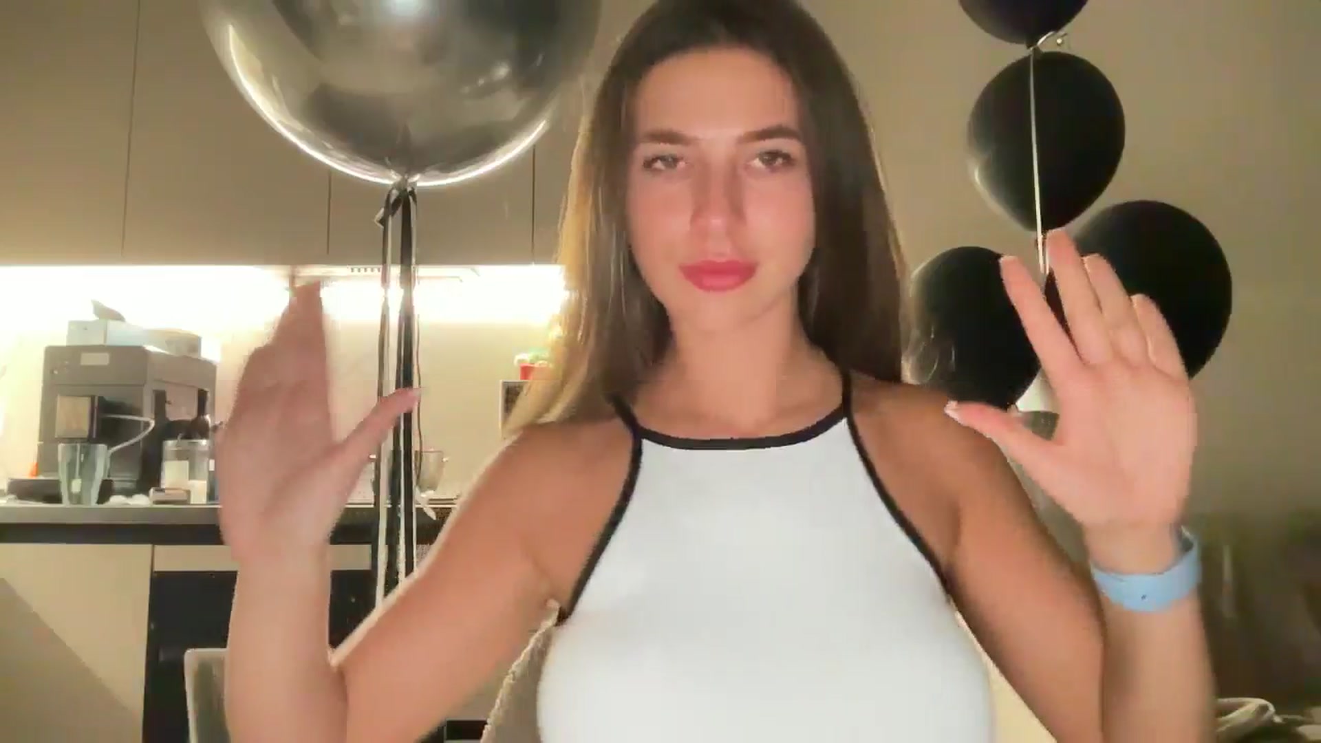 Gallery image thumbnail from kissfreeze's myfreecams stream on, 08/16/2025, 24:19 image 14 of 20